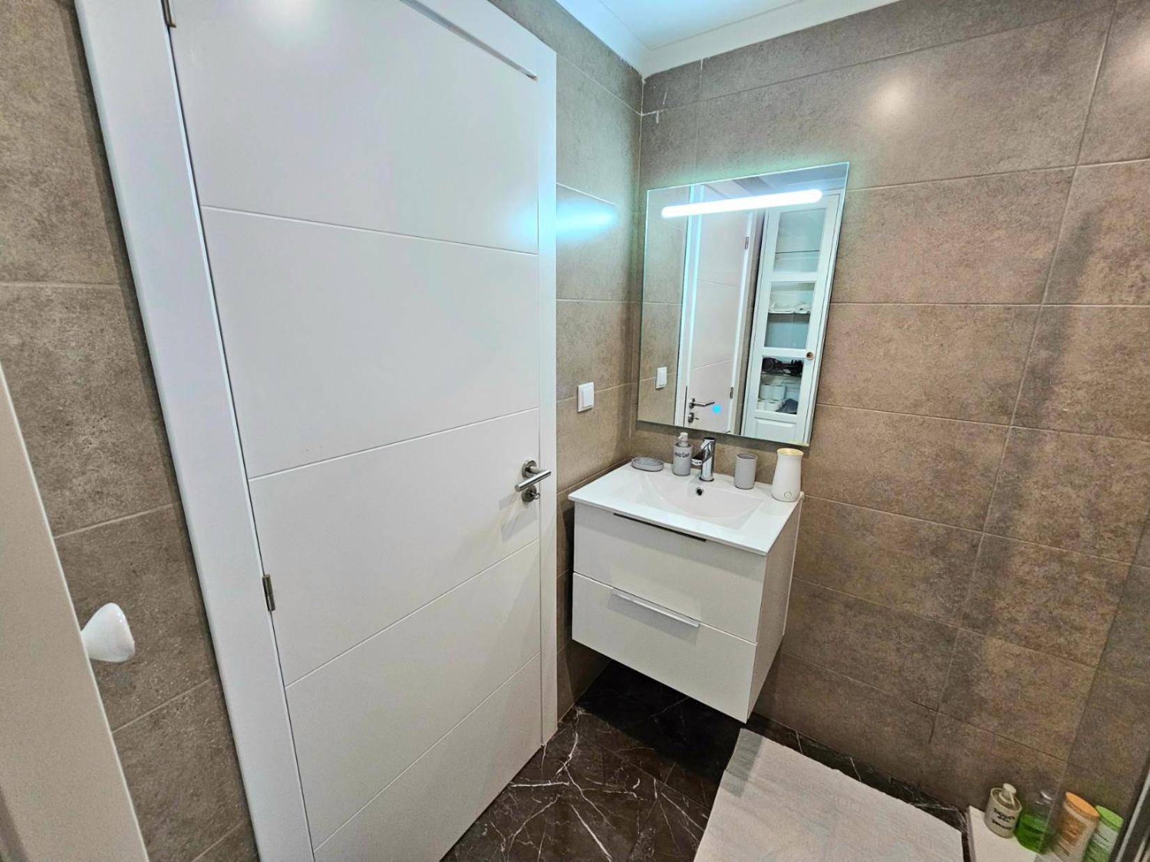 Vilanova, T0 - Modern Flat At Oura On The Strip With Balcony With View To The Pool, Pool Access, Lift And Air Conditioning