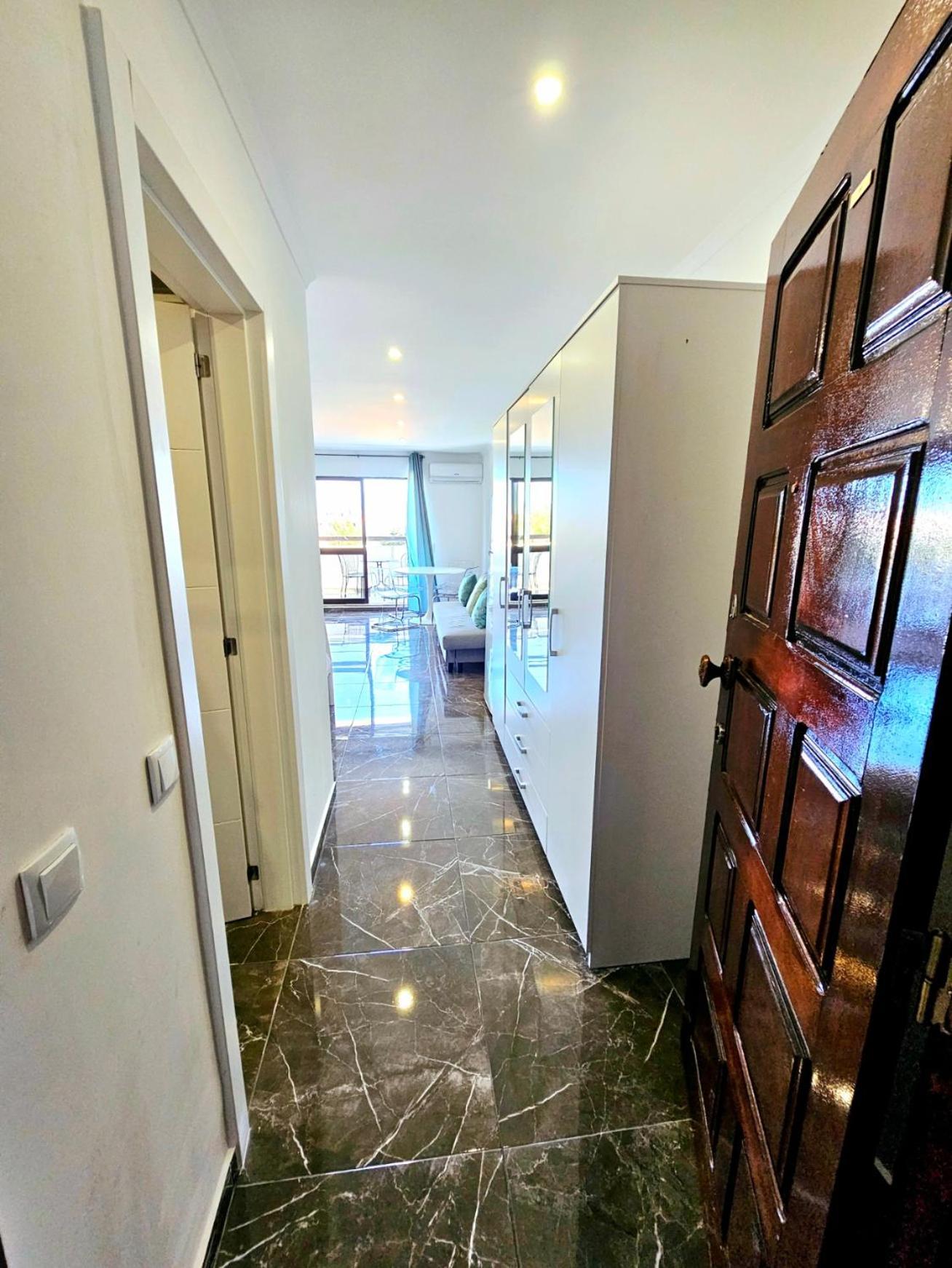 Vilanova, T0 - Modern Flat At Oura On The Strip With Balcony With View To The Pool, Pool Access, Lift And Air Conditioning Appartement