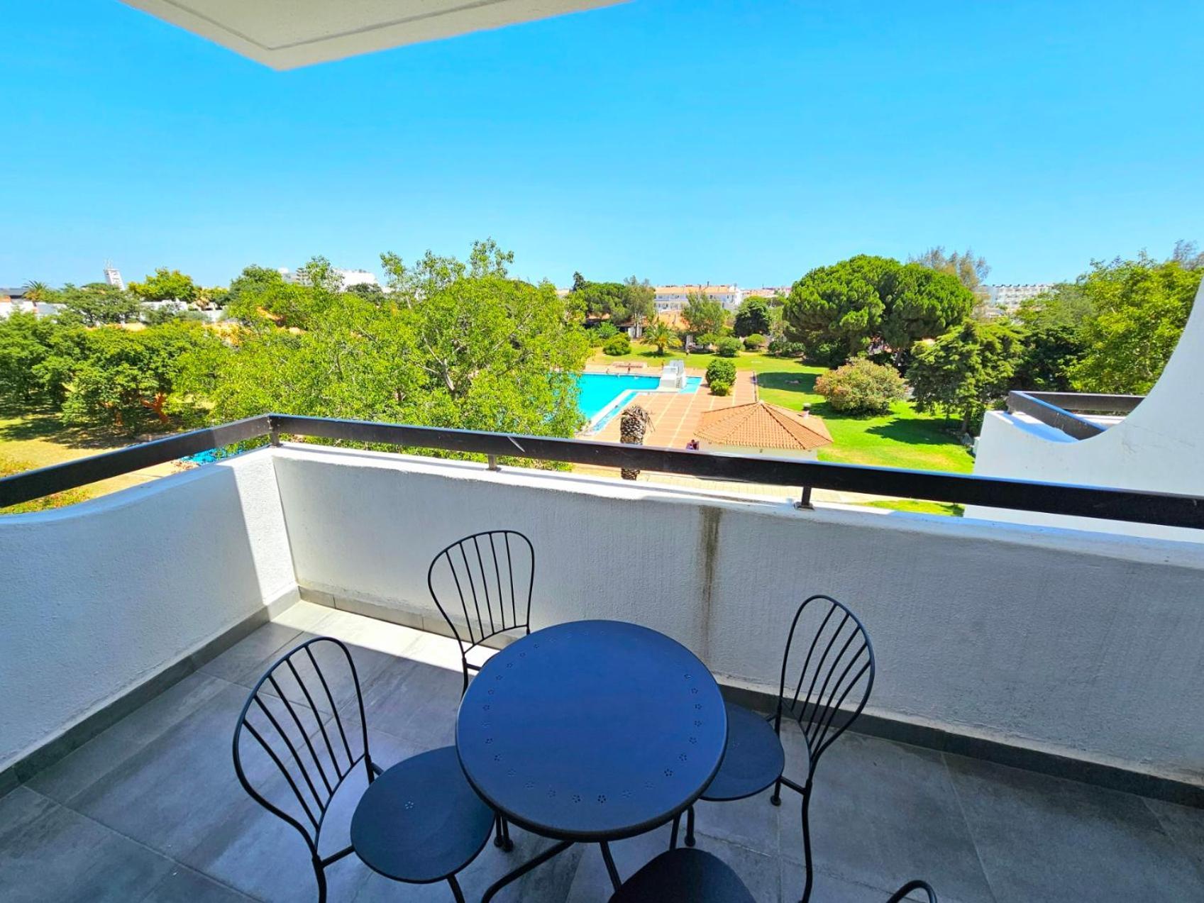 Appartement Vilanova, T0 - Modern Flat At Oura On The Strip With Balcony With View To The Pool, Pool Access, Lift And Air Conditioning Albufeira