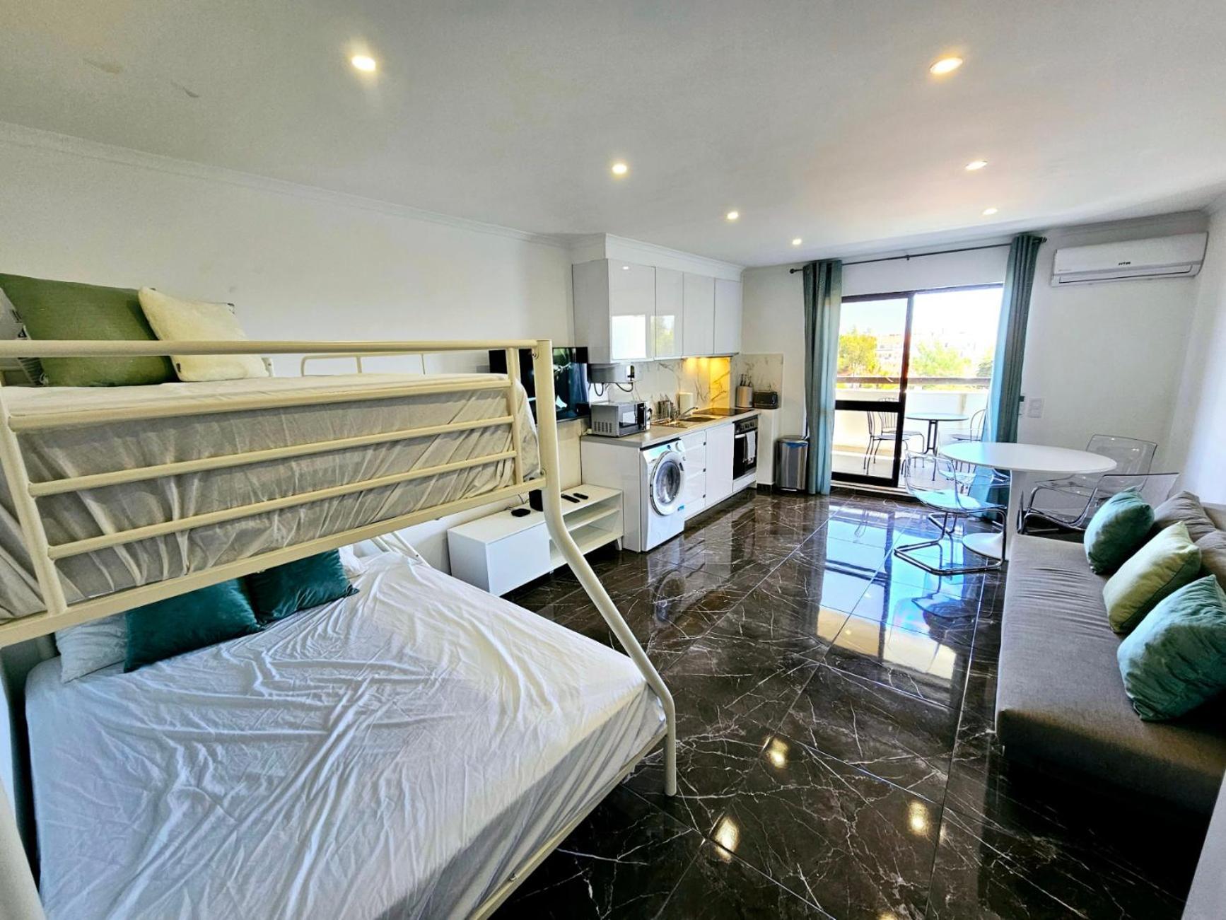 Vilanova, T0 - Modern Flat At Oura On The Strip With Balcony With View To The Pool, Pool Access, Lift And Air Conditioning * Albufeira