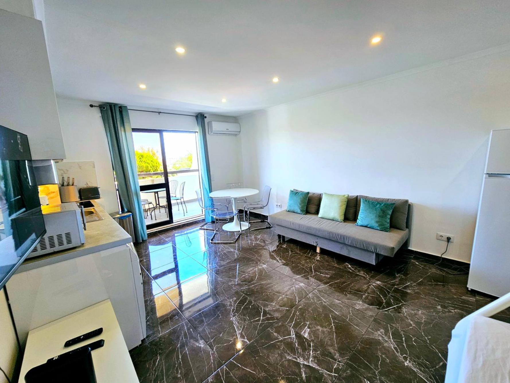 Vilanova, T0 - Modern Flat At Oura On The Strip With Balcony With View To The Pool, Pool Access, Lift And Air Conditioning Appartement Albufeira