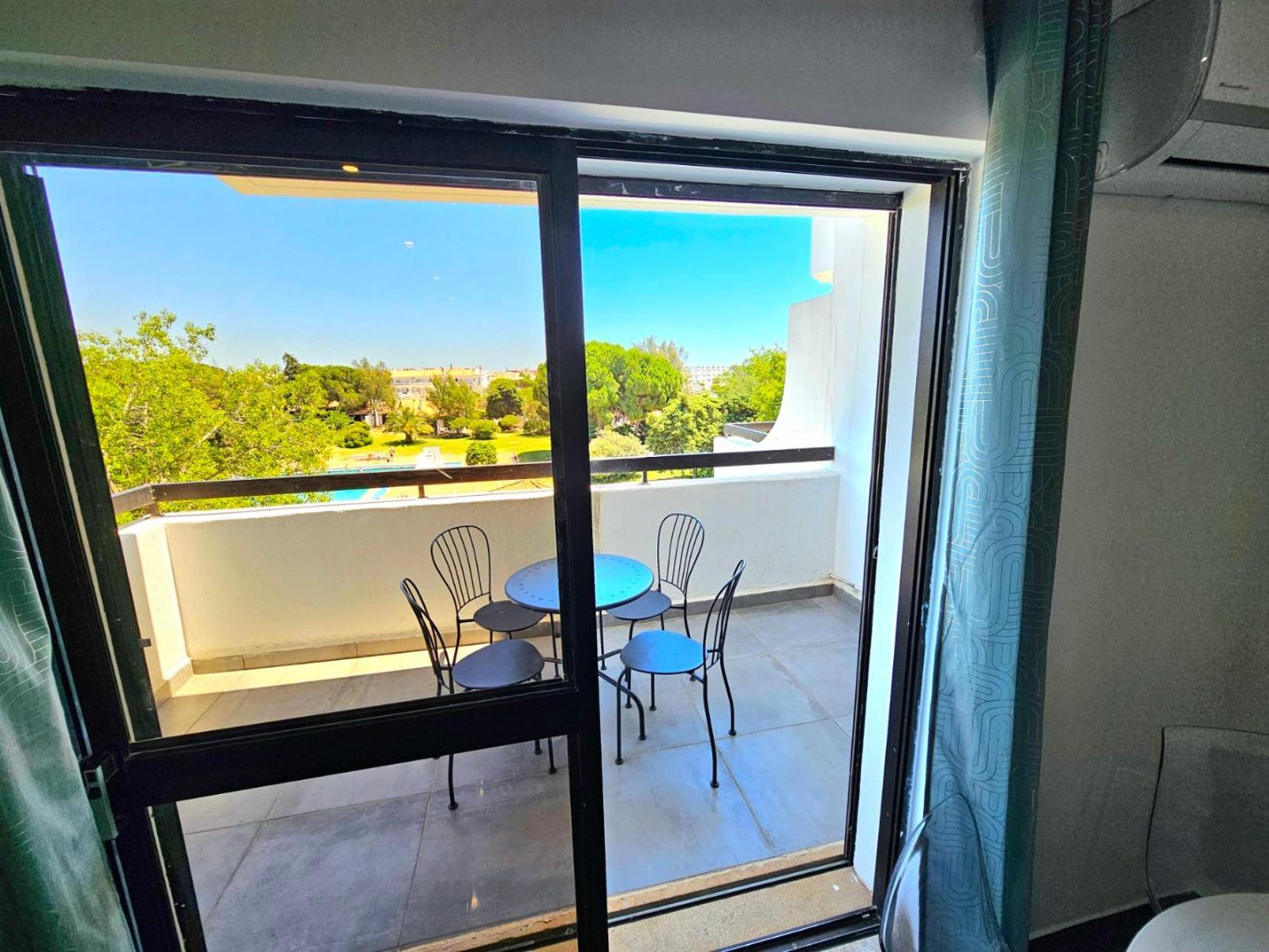 Vilanova, T0 - Modern Flat At Oura On The Strip With Balcony With View To The Pool, Pool Access, Lift And Air Conditioning *