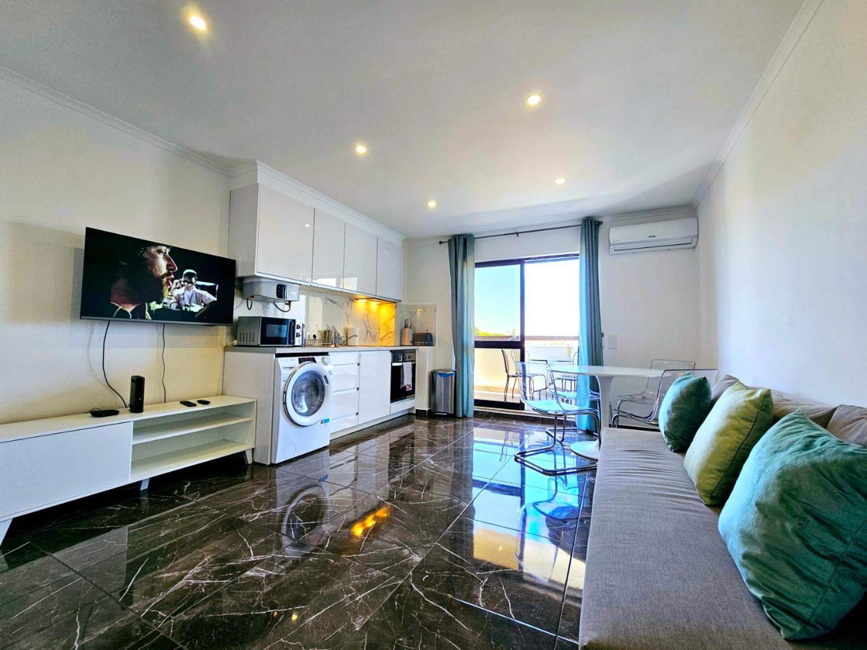Vilanova, T0 - Modern Flat At Oura On The Strip With Balcony With View To The Pool, Pool Access, Lift And Air Conditioning Appartement