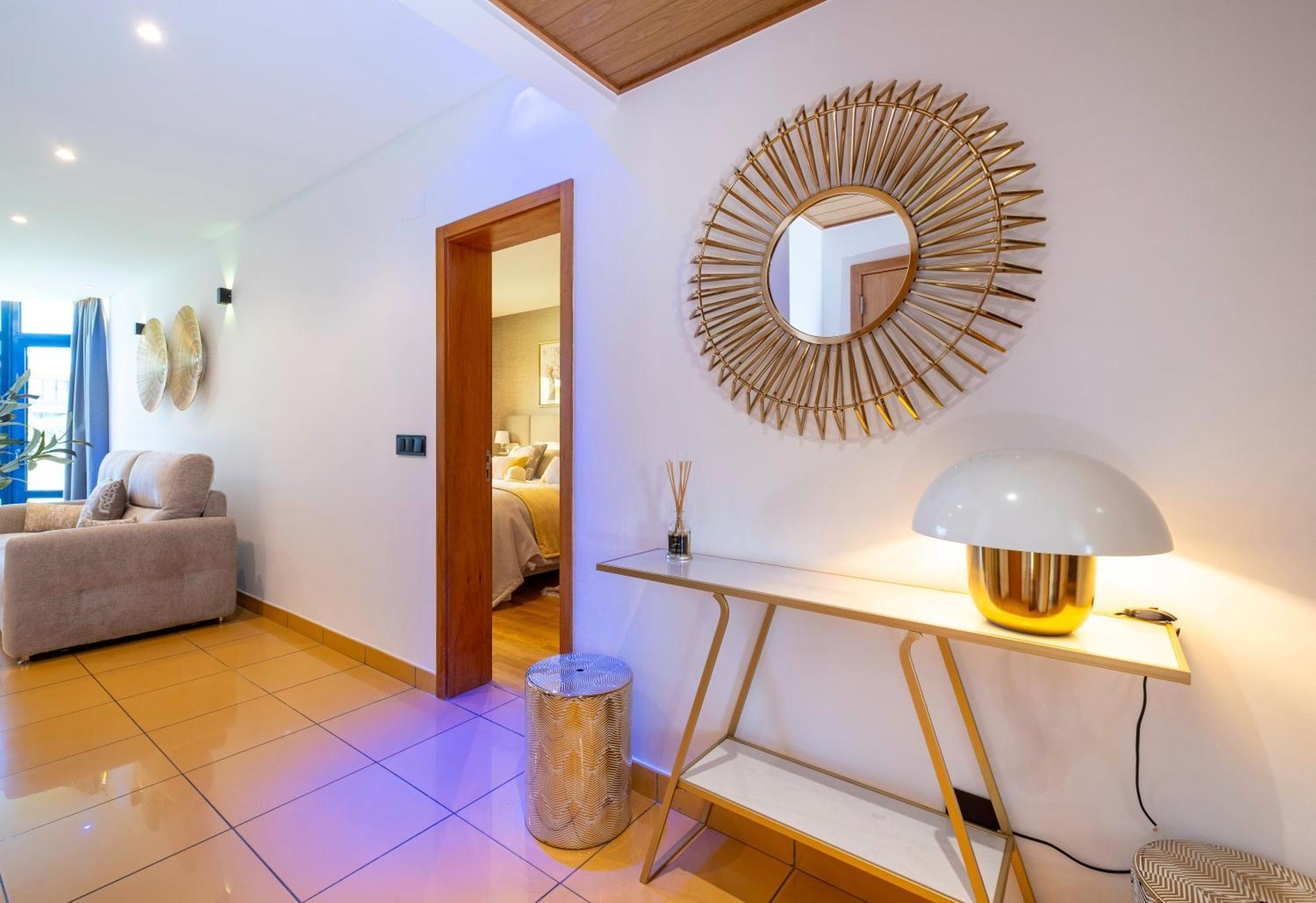 Romantic With Private Hot Tub & Parking - Big Pool - Marina Access Villa