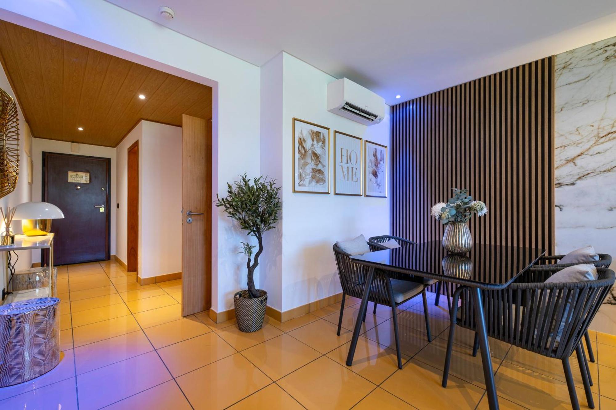 Romantic With Private Hot Tub & Parking - Big Pool - Marina Access Villa *