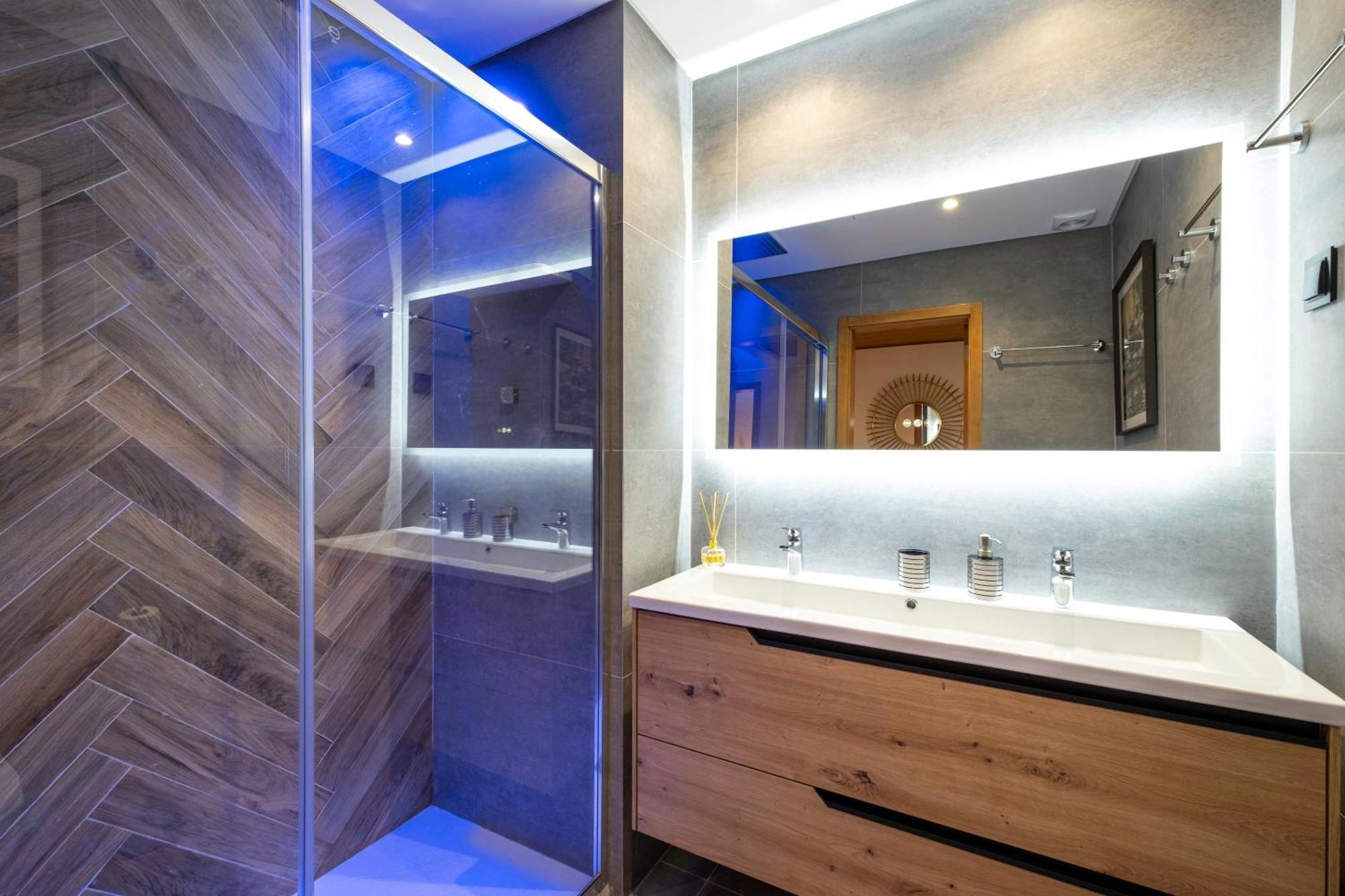 Romantic With Private Hot Tub & Parking - Big Pool - Marina Access Villa