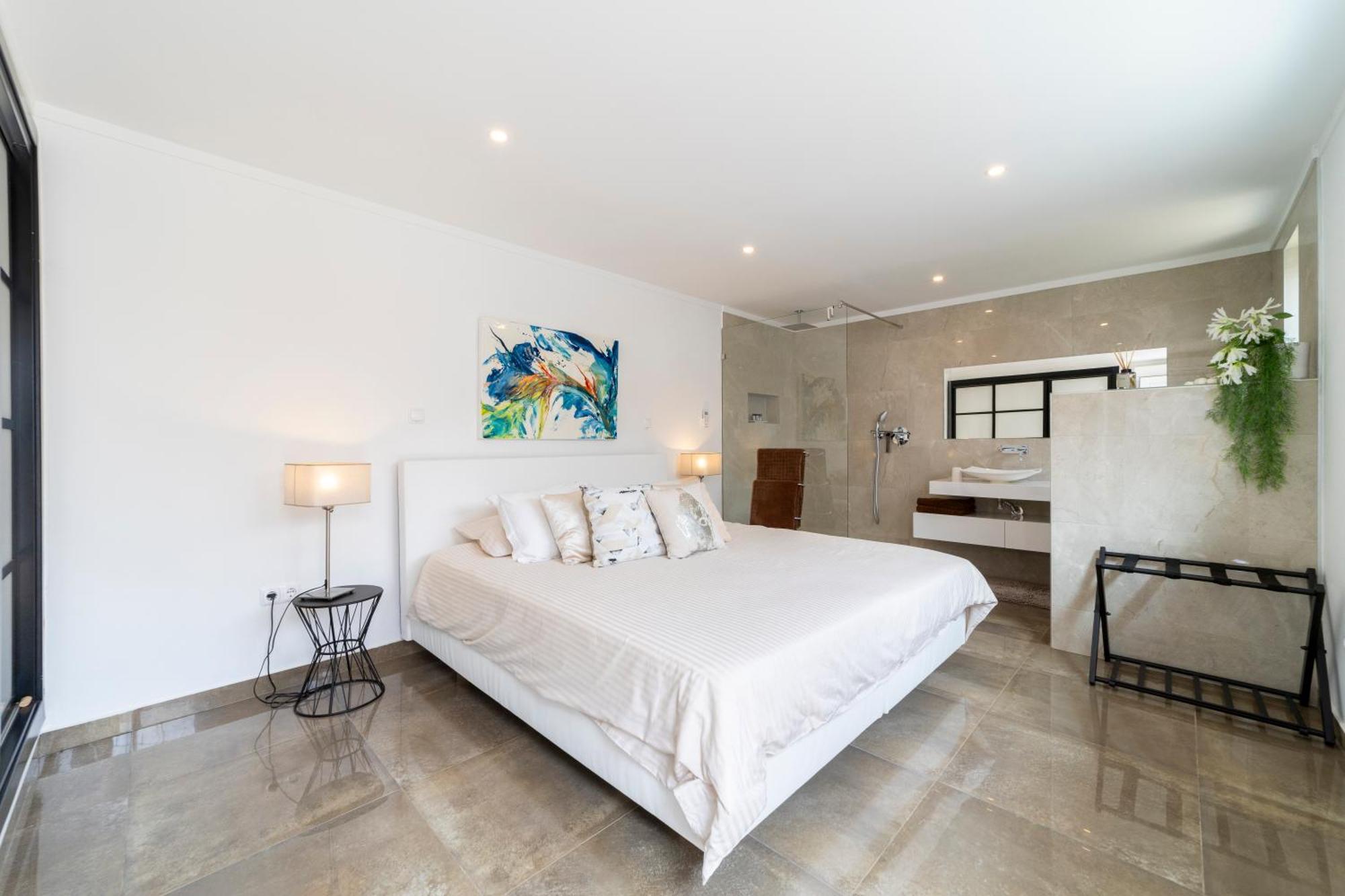 Villa Stunning 4-bedroom With Pool - Perfect For Families *