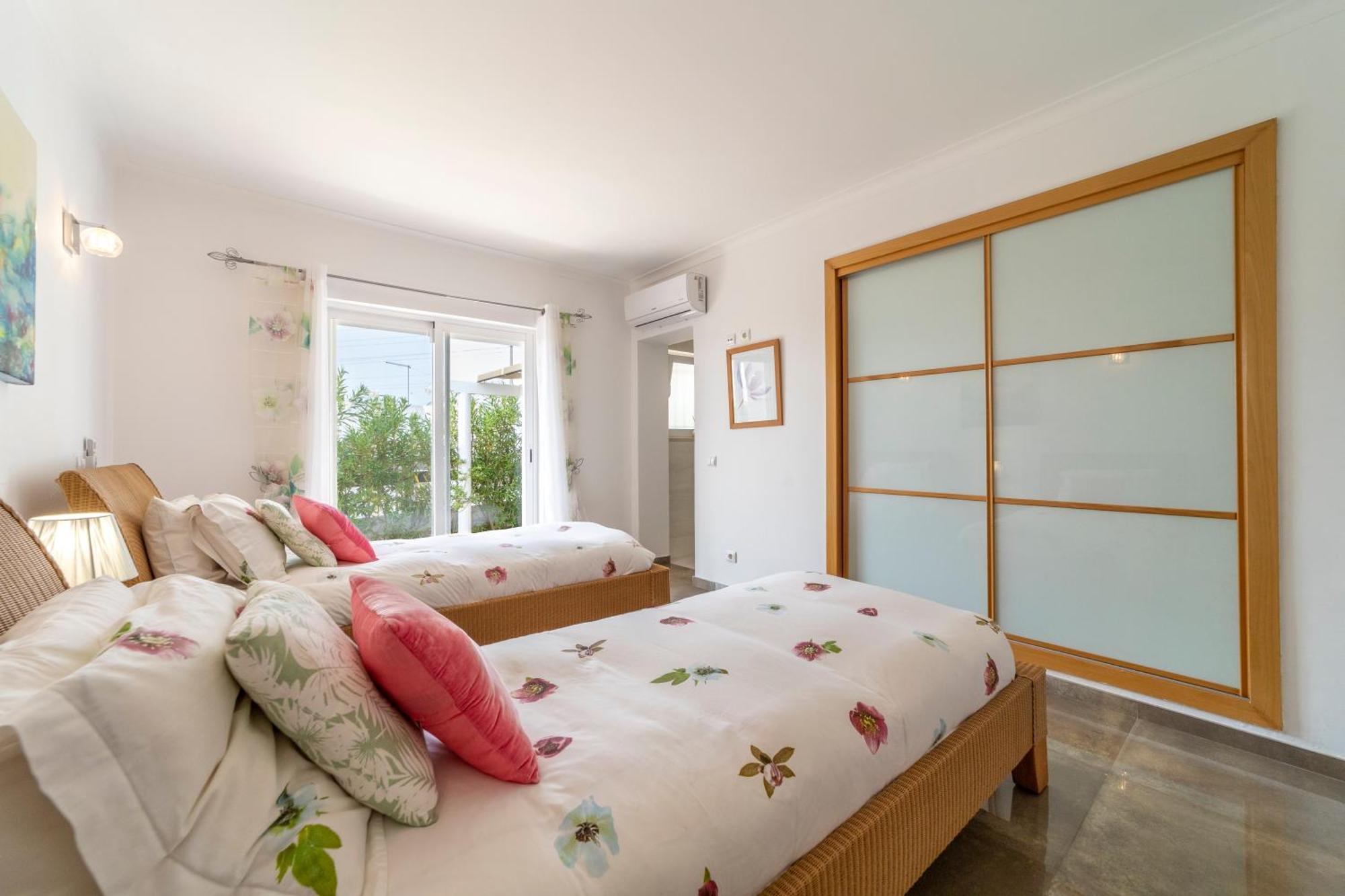 Villa Stunning 4-bedroom With Pool - Perfect For Families