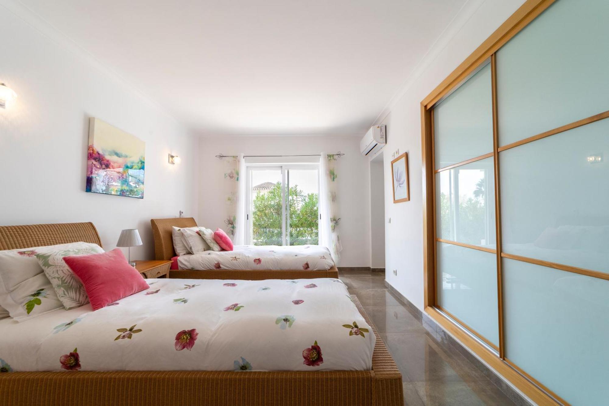 Stunning 4-bedroom With Pool - Perfect For Families Albufeira