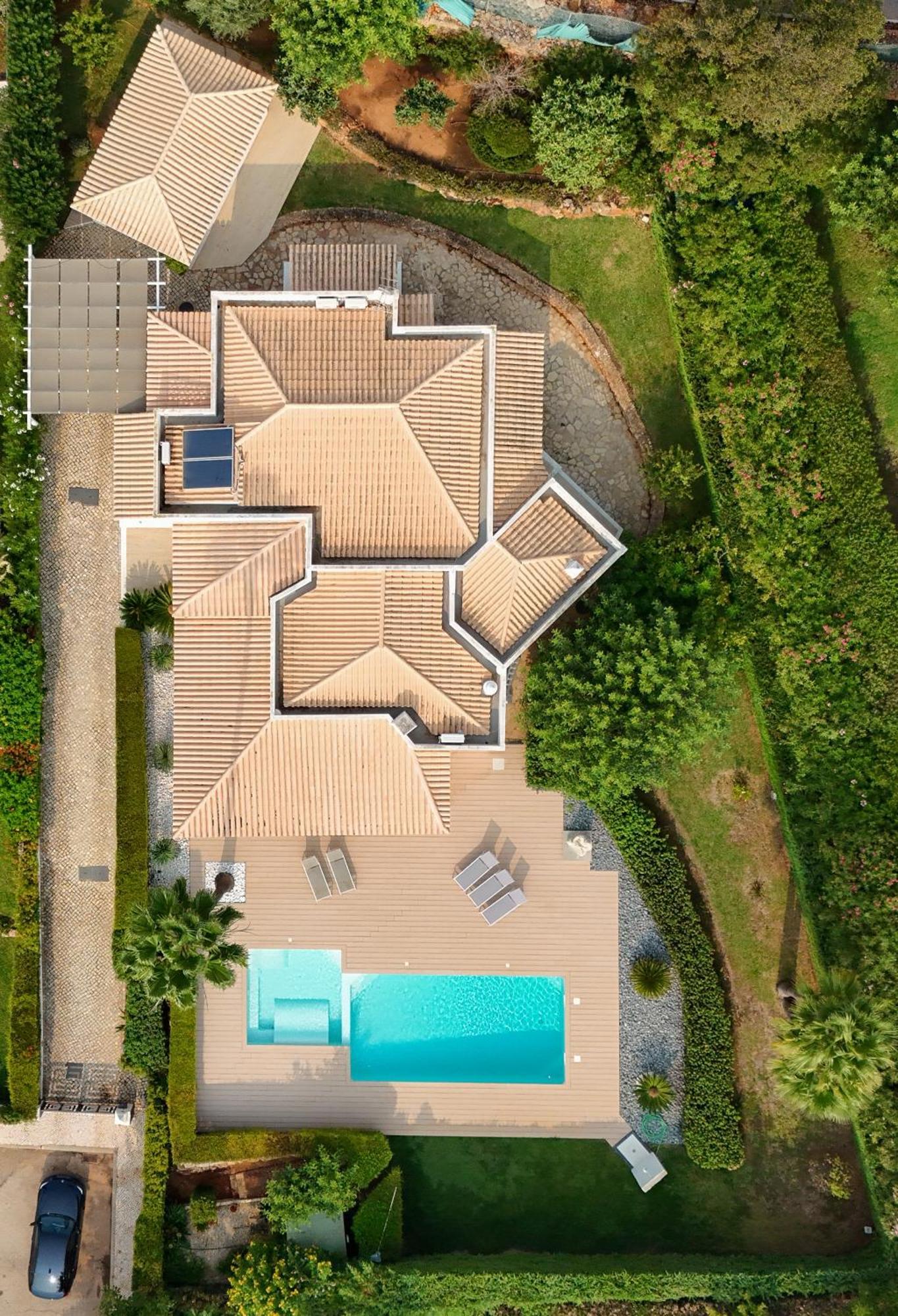 Stunning 4-bedroom With Pool - Perfect For Families Villa