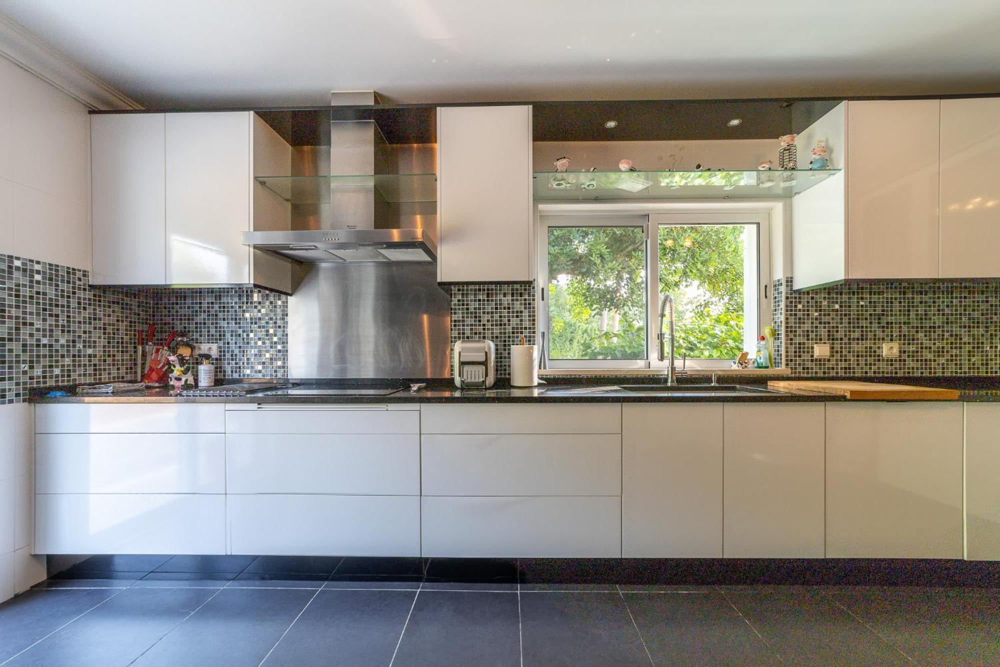Villa Stunning 4-bedroom With Pool - Perfect For Families