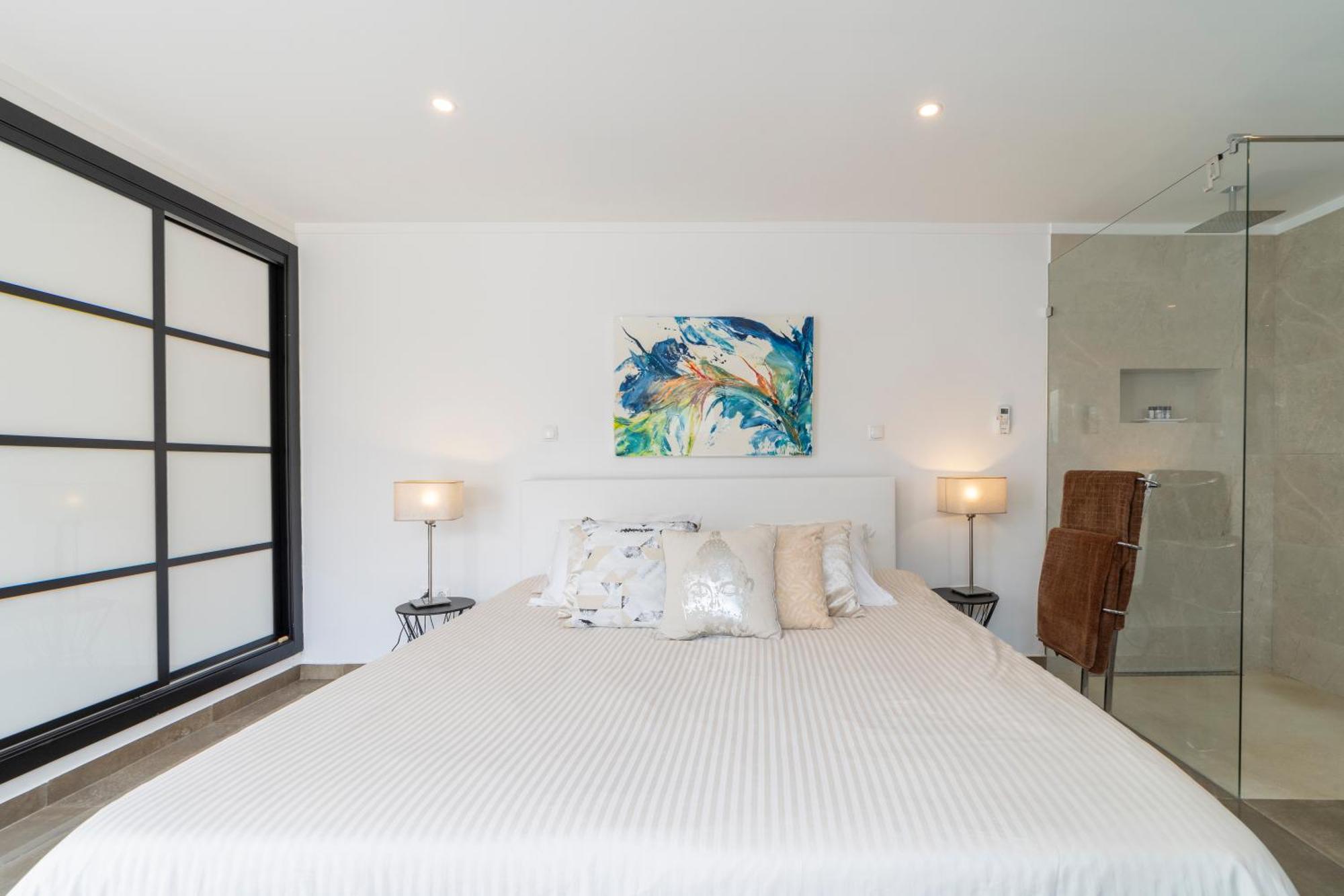 Villa Stunning 4-bedroom With Pool - Perfect For Families *