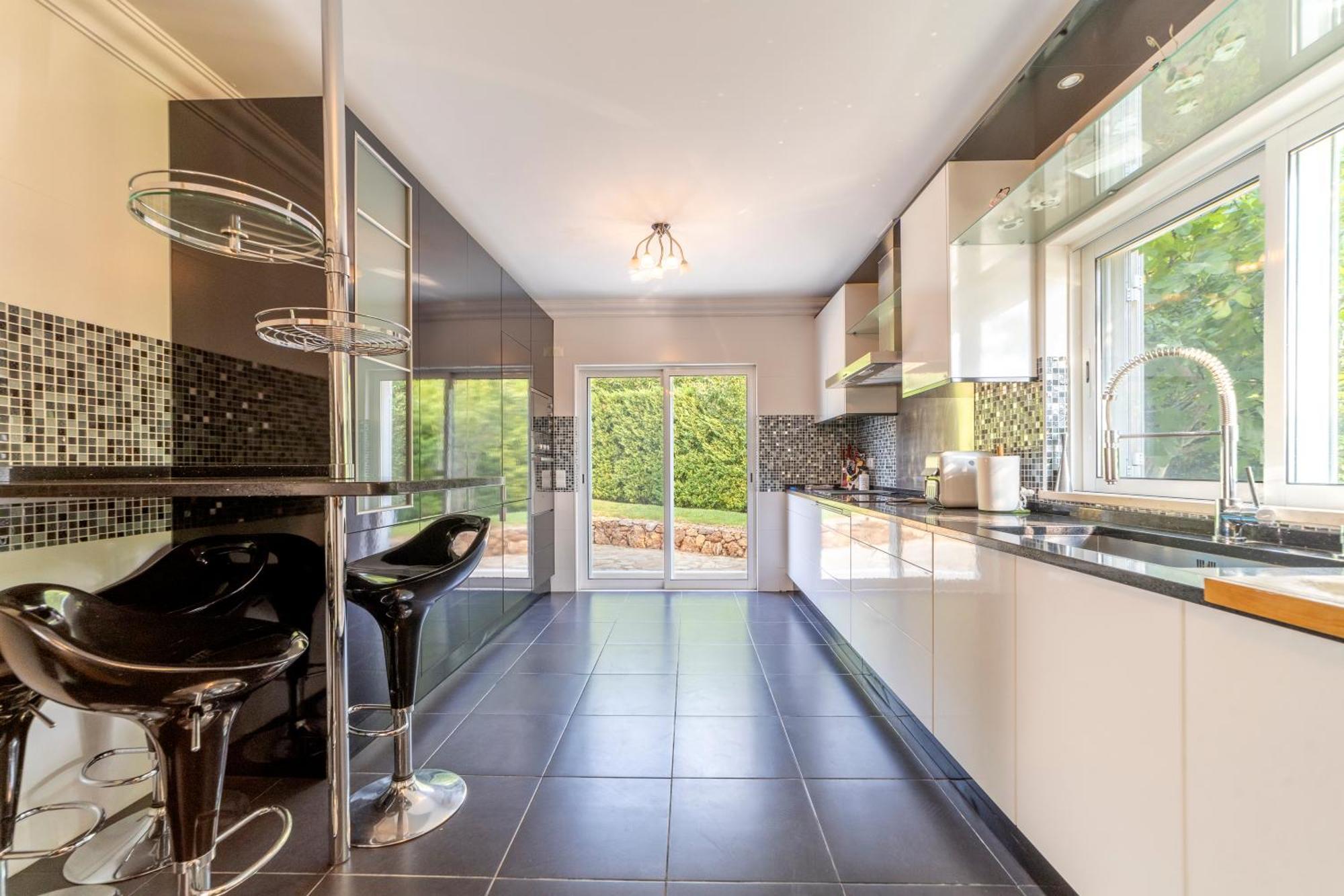 Stunning 4-bedroom With Pool - Perfect For Families *