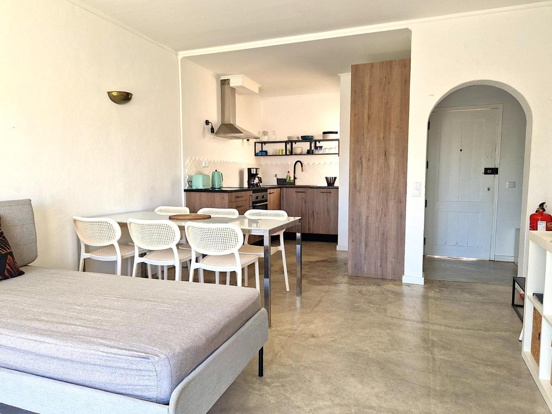 Apartment Airy 3br, Ac, Garden, 2min Strip, 8min Oura *