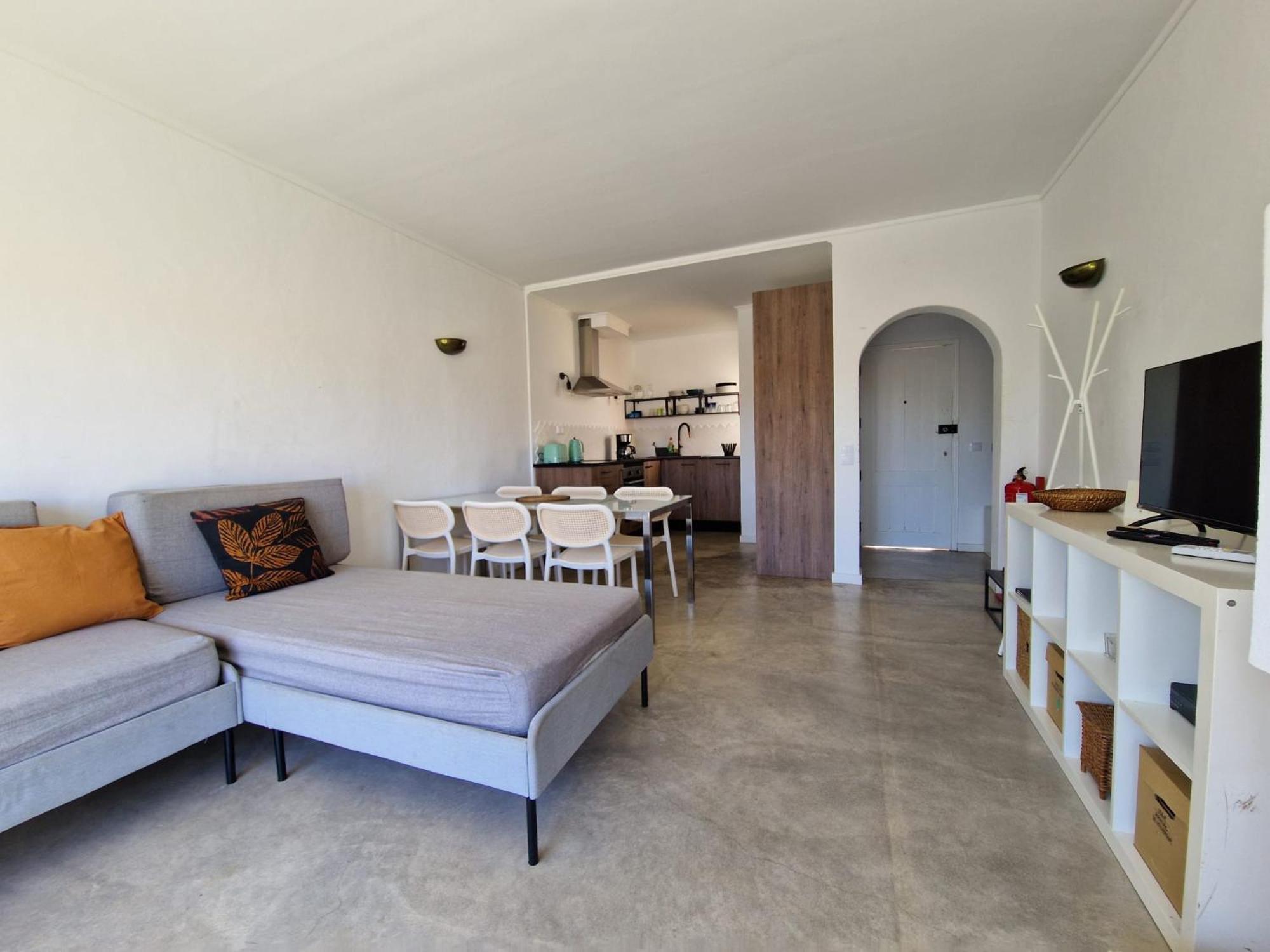 Airy 3br, Ac, Garden, 2min Strip, 8min Oura Apartment