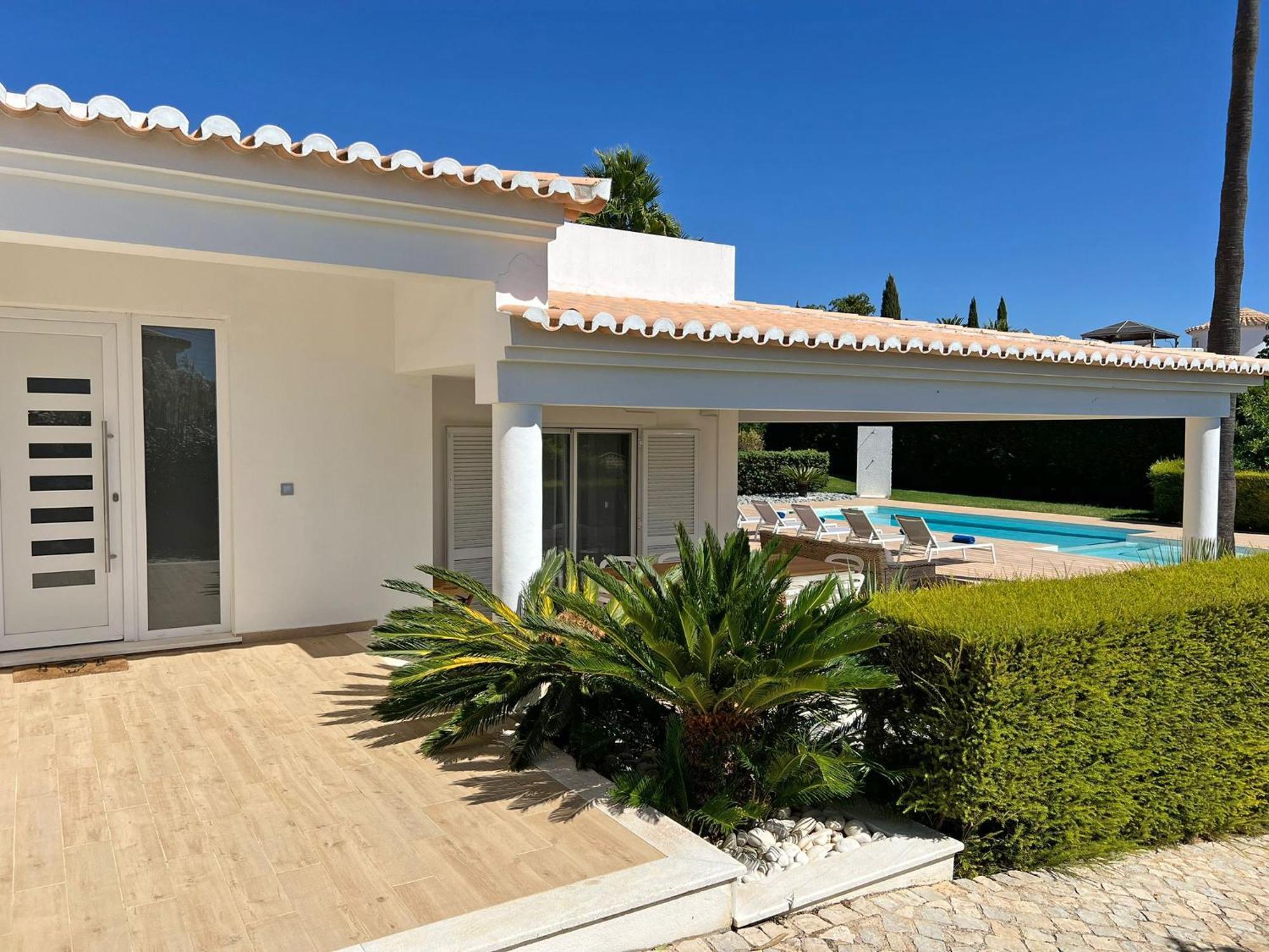 Stunning 4-bedroom With Pool - Perfect For Families Villa *