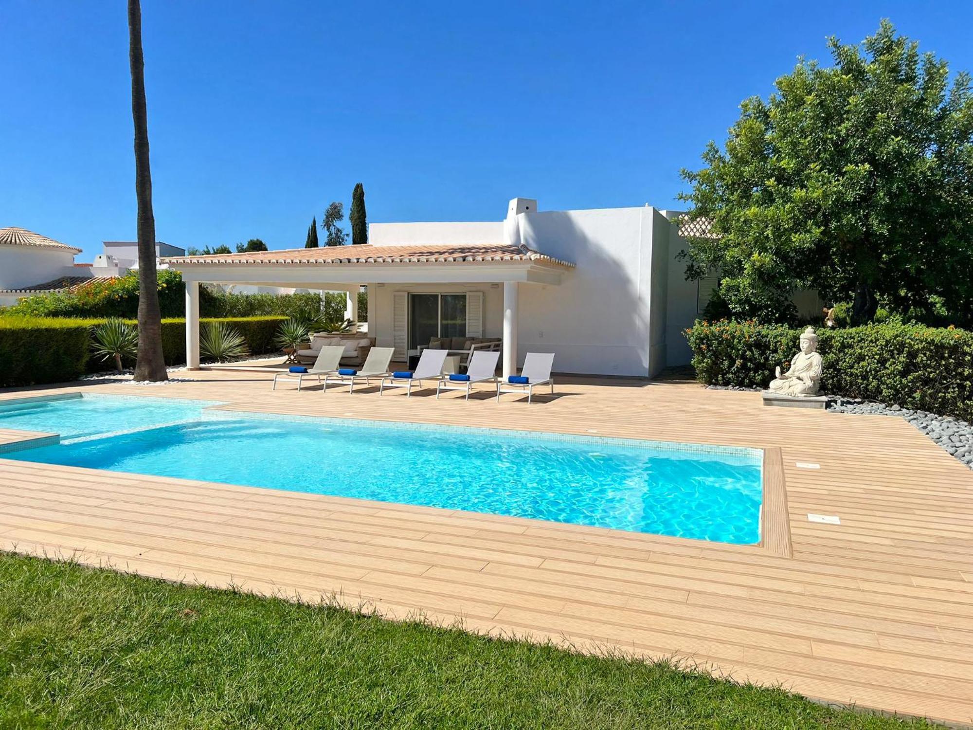 Stunning 4-bedroom With Pool - Perfect For Families Villa *