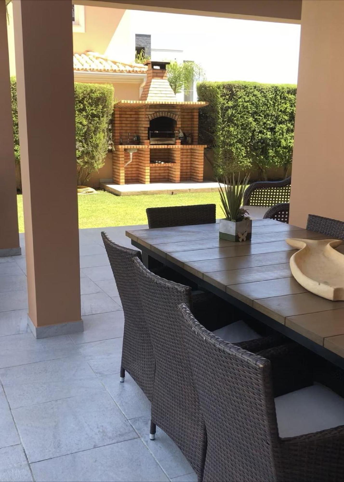 A Charming Property Only A 2 Minute Walk To Beach Apartment