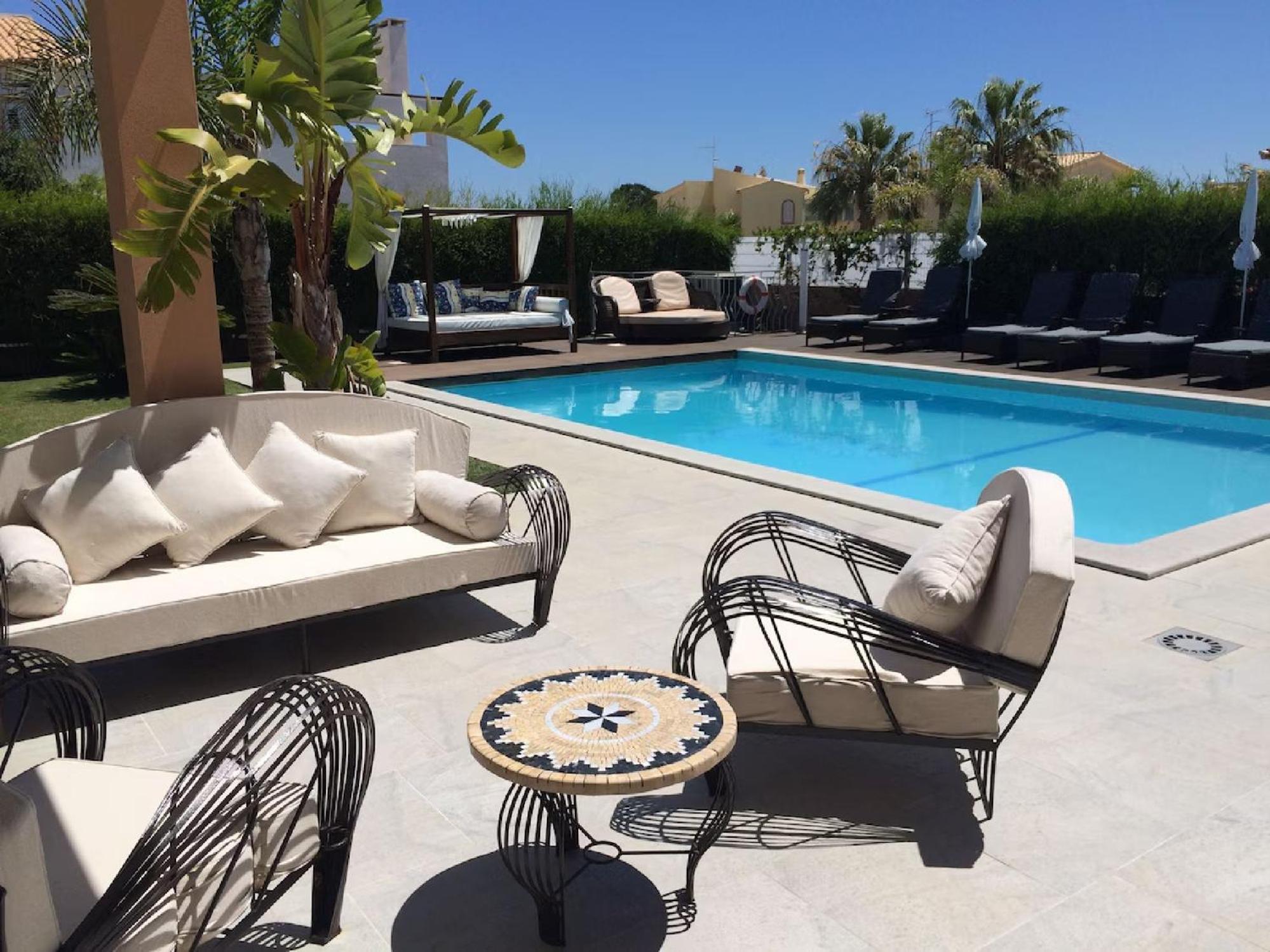 Apartment A Charming Property Only A 2 Minute Walk To Beach *