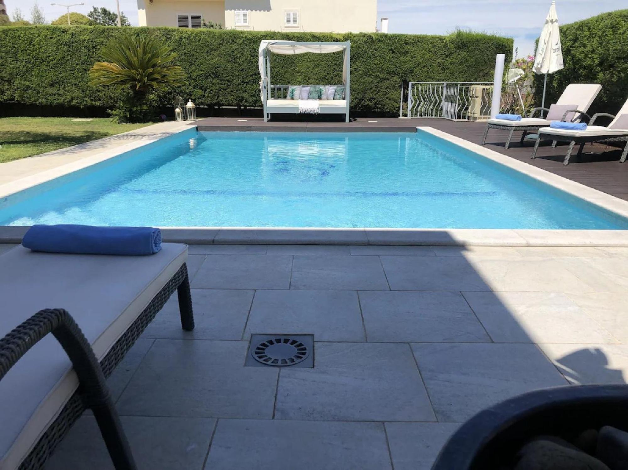 A Charming Property Only A 2 Minute Walk To Beach Apartment *