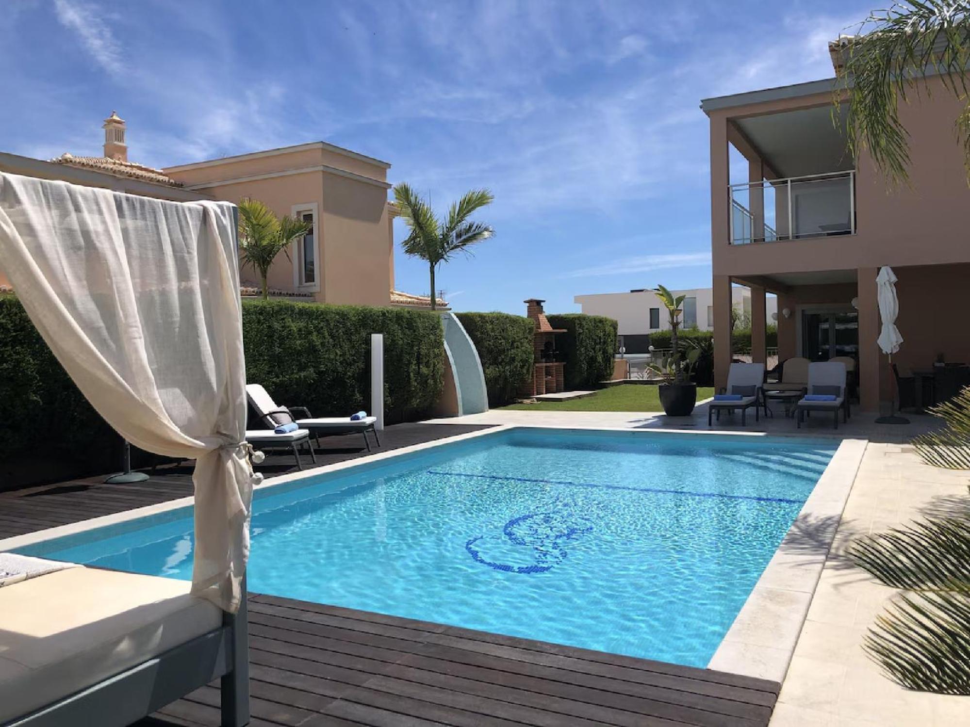 A Charming Property Only A 2 Minute Walk To Beach Apartment