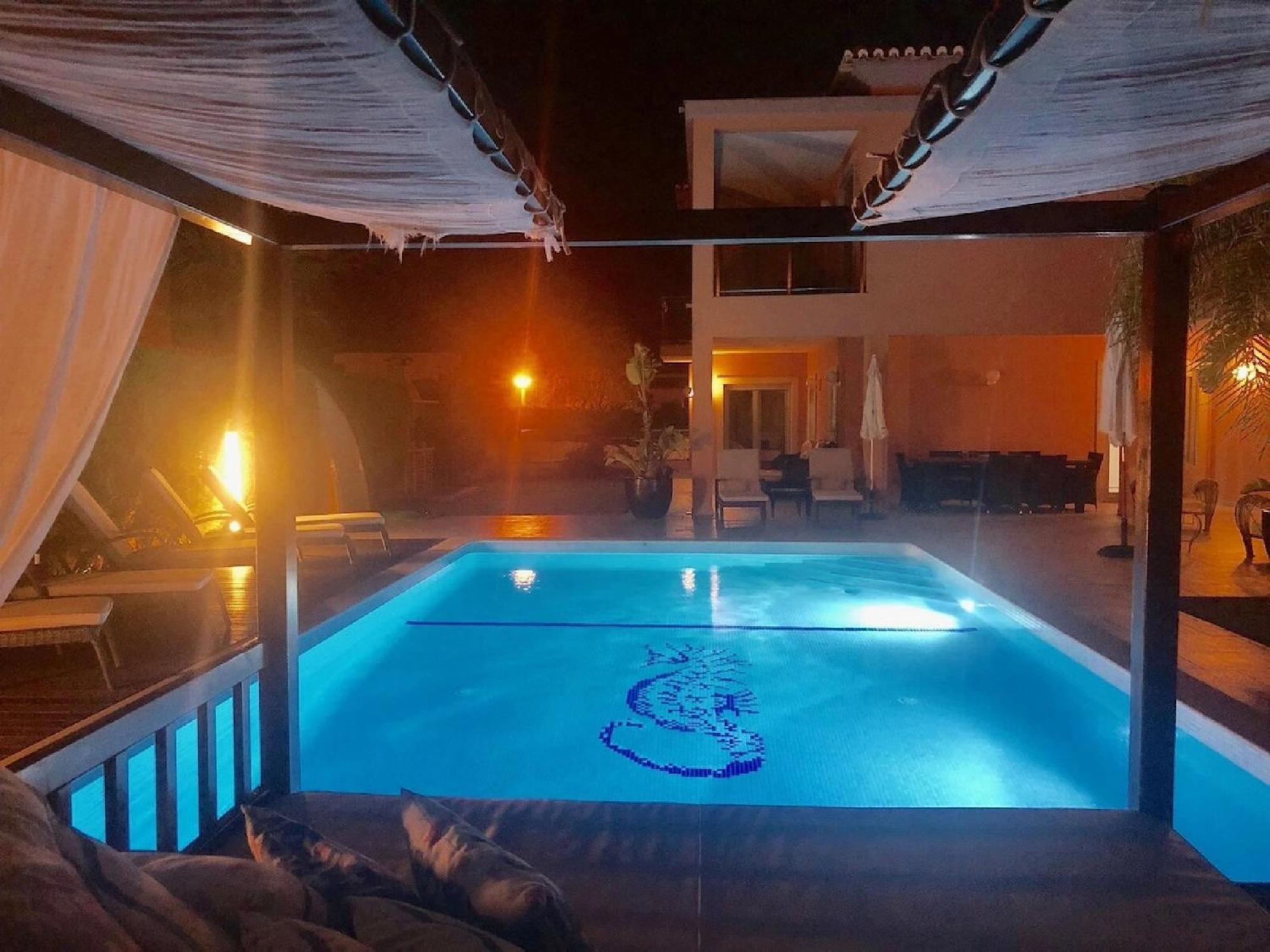 A Charming Property Only A 2 Minute Walk To Beach Apartment *