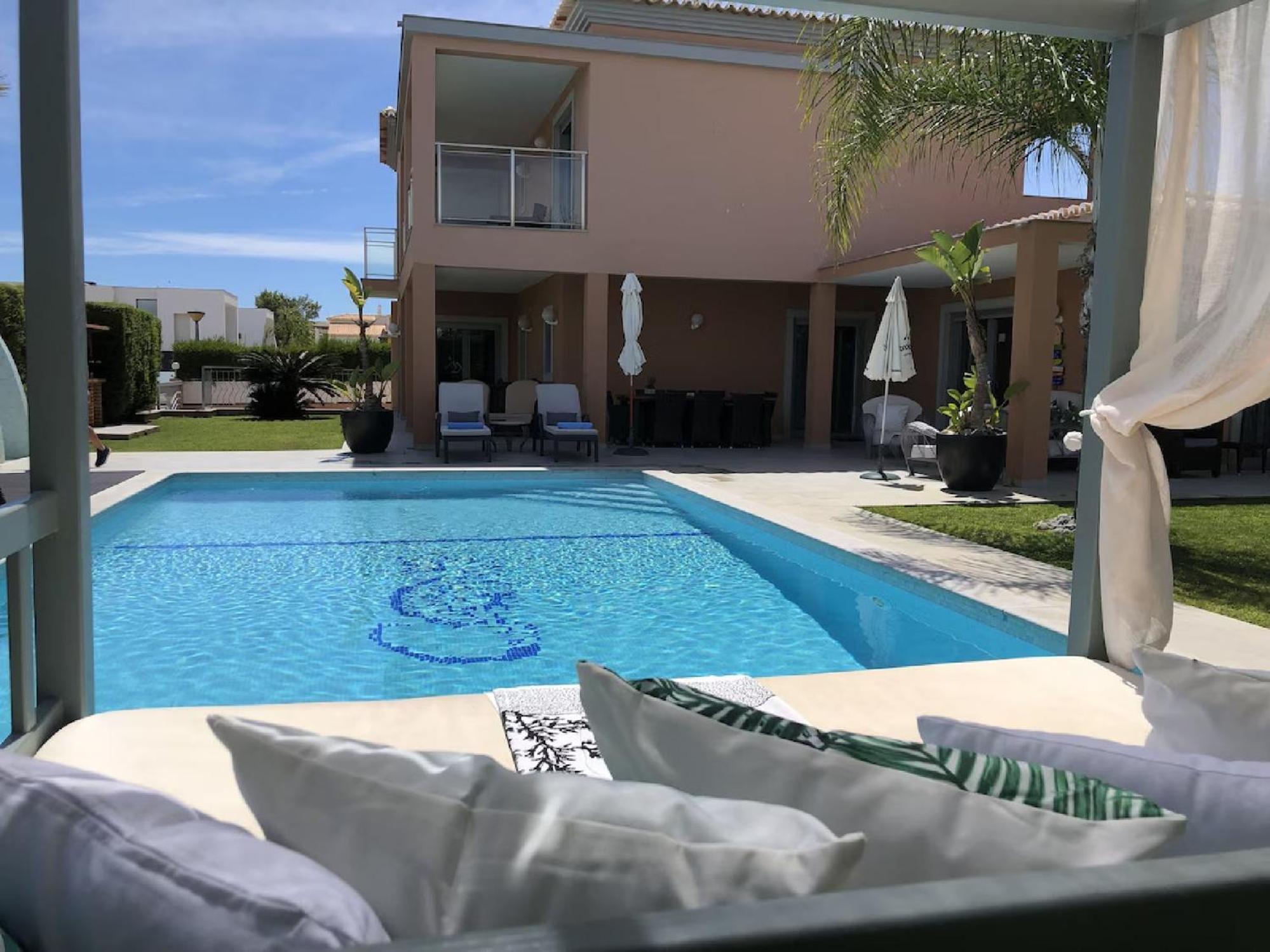 A Charming Property Only A 2 Minute Walk To Beach Apartment