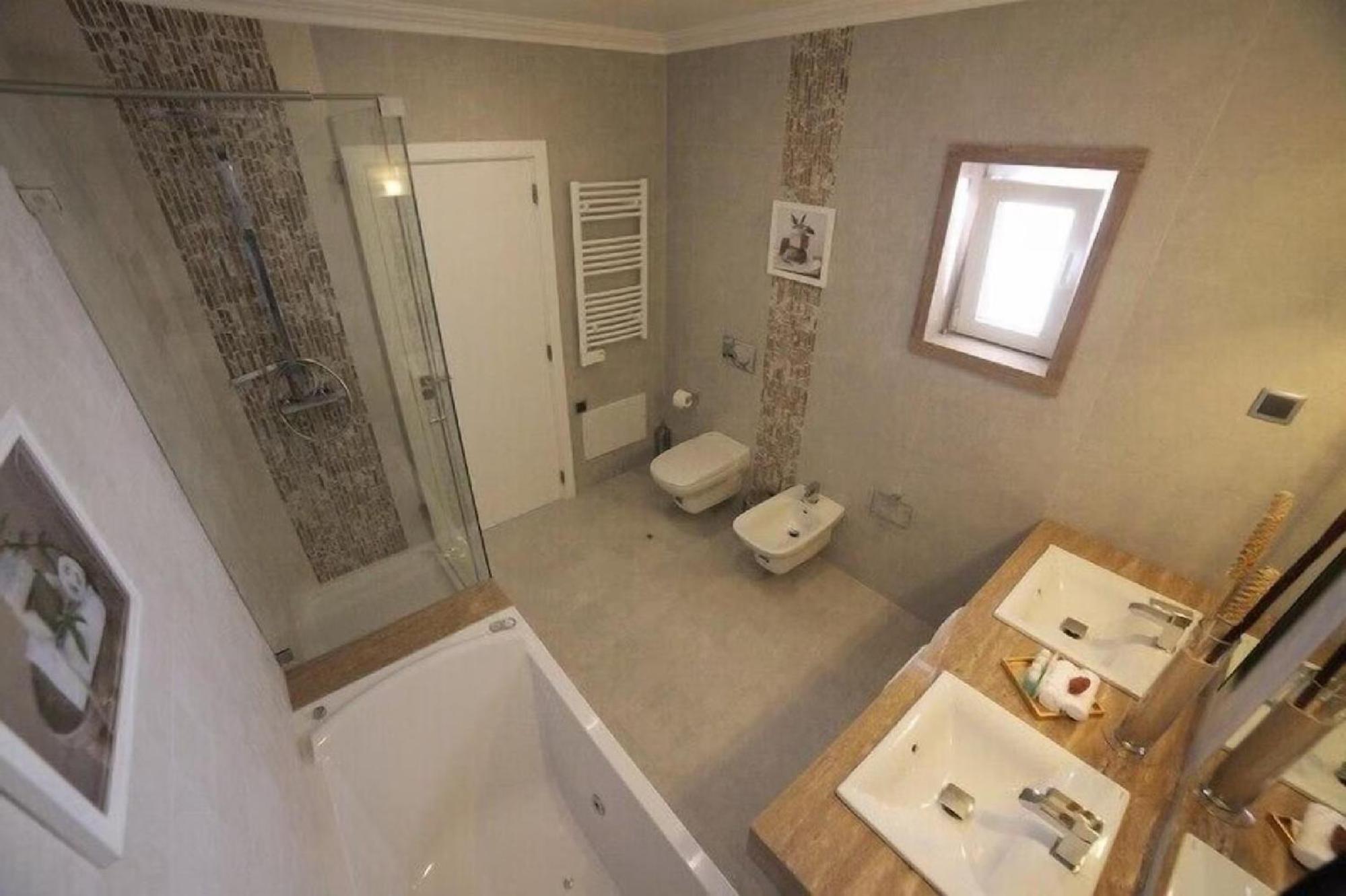 A Charming Property Only A 2 Minute Walk To Beach *