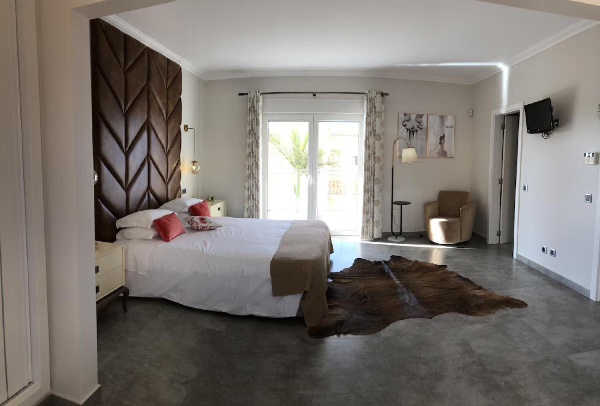 A Charming Property Only A 2 Minute Walk To Beach Apartment *