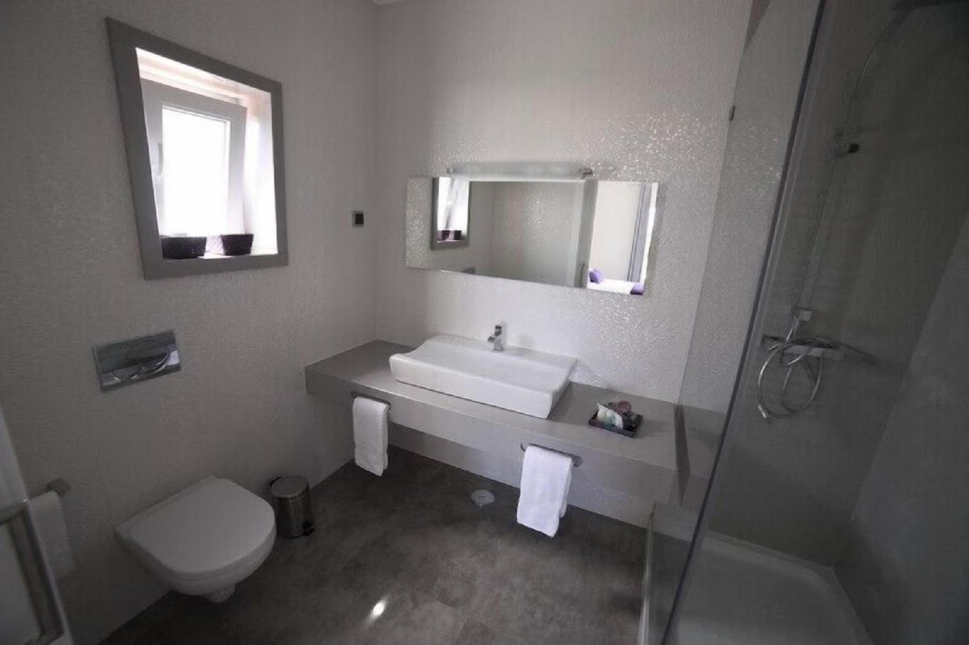 A Charming Property Only A 2 Minute Walk To Beach Apartment