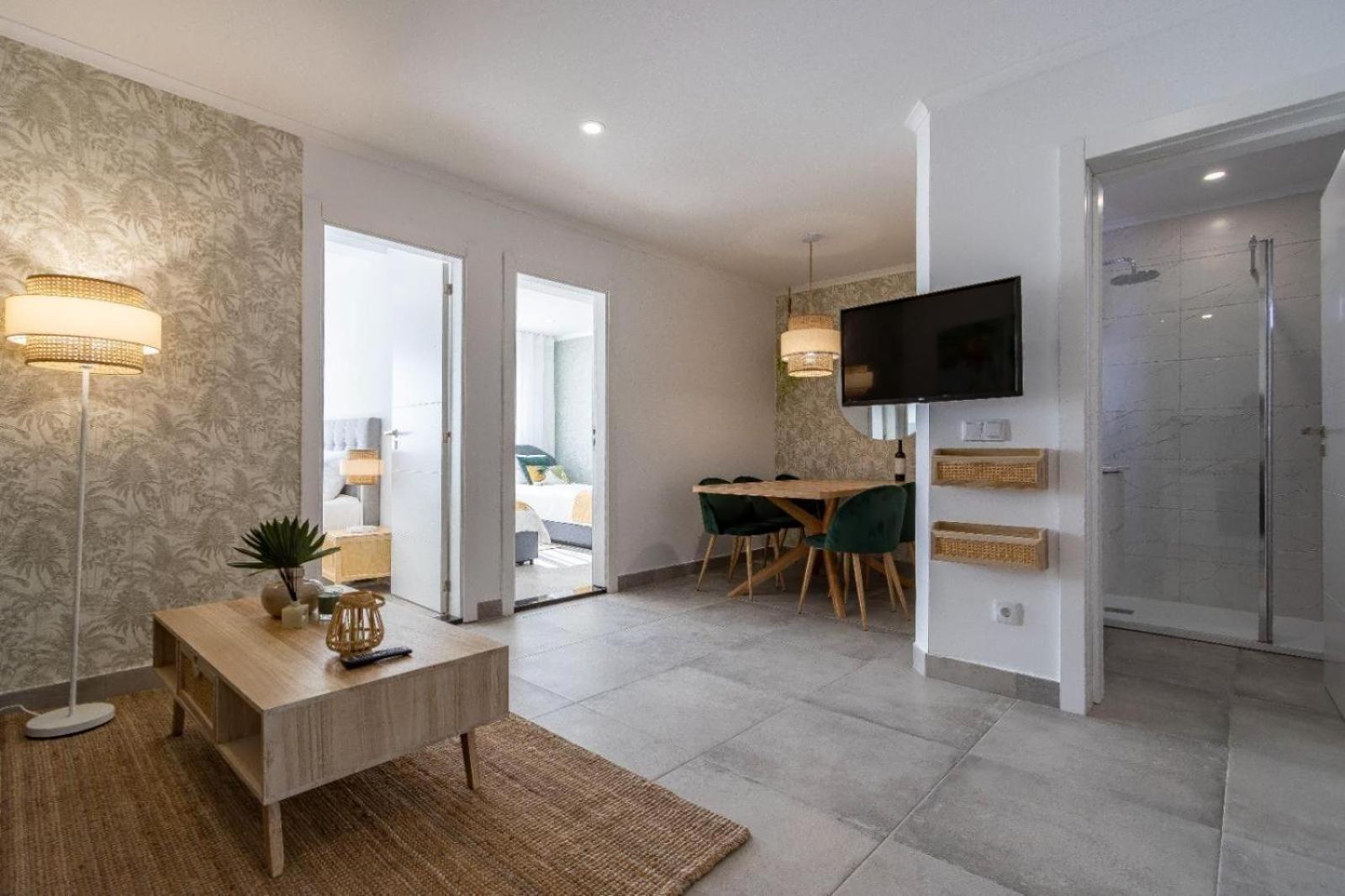 Stunning Modern In Oura Apartment *