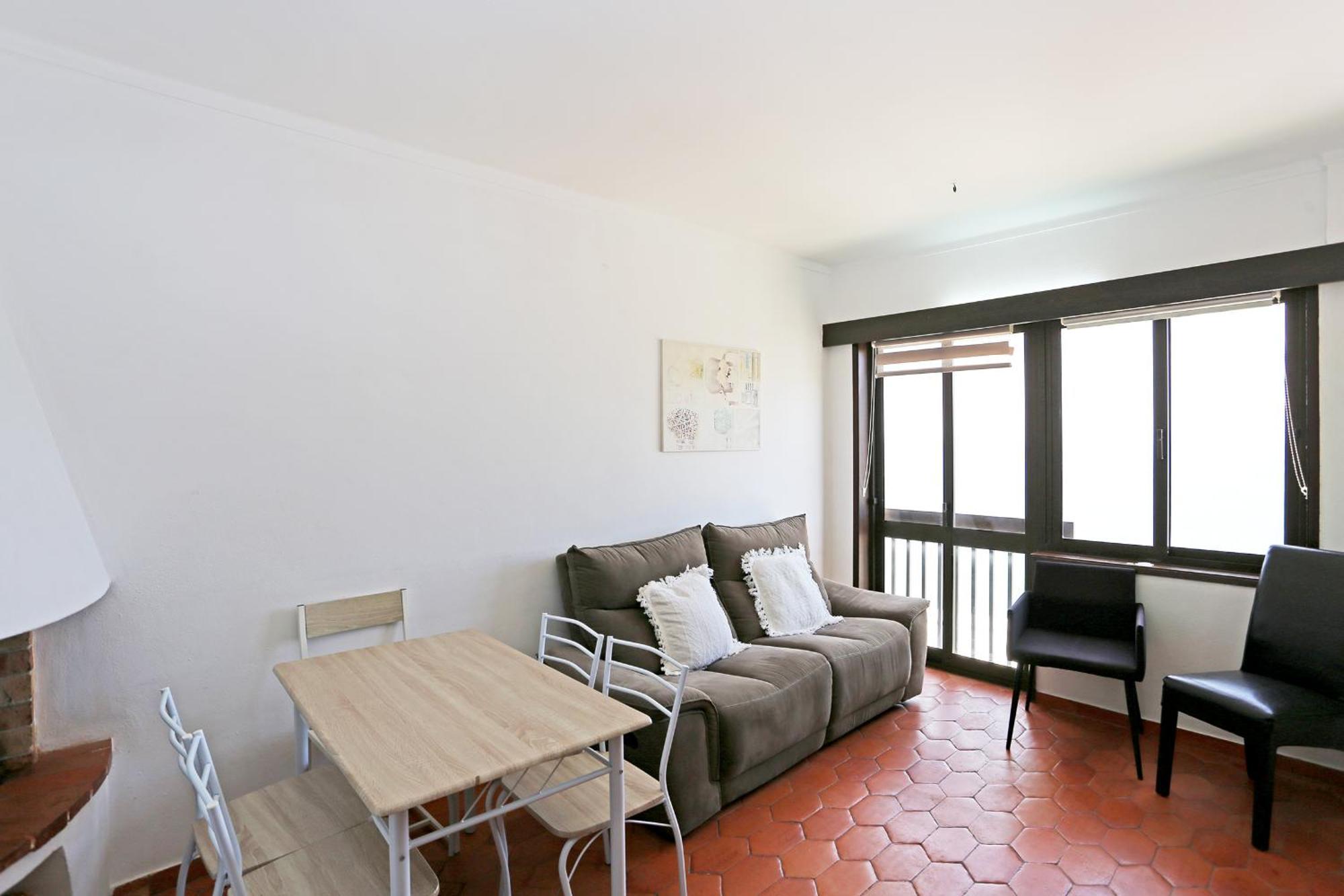V - Seacliff Apartment *