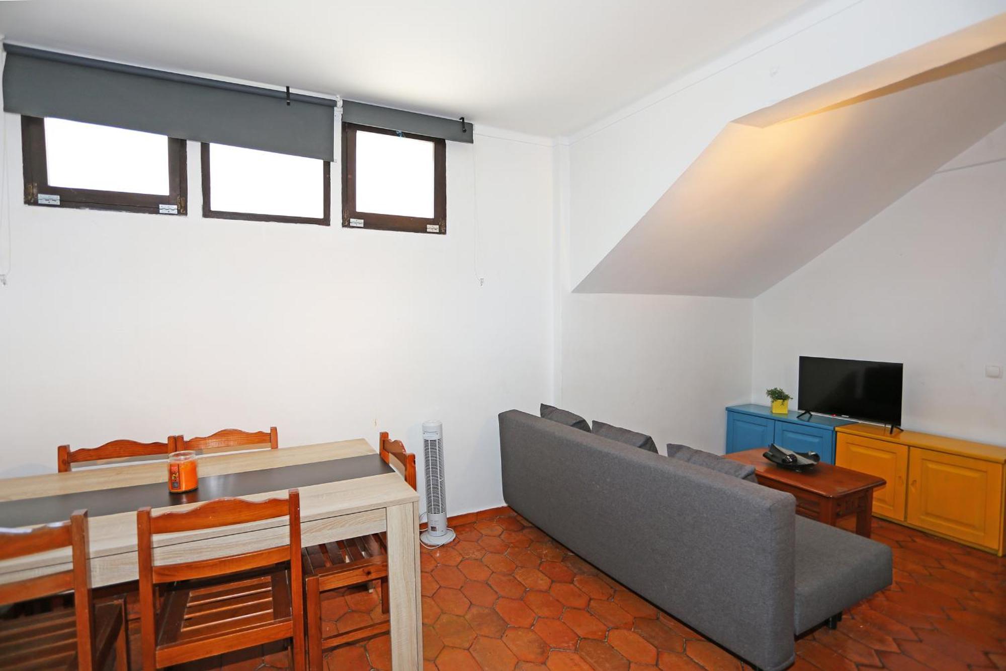 V - Seacliff Apartment *