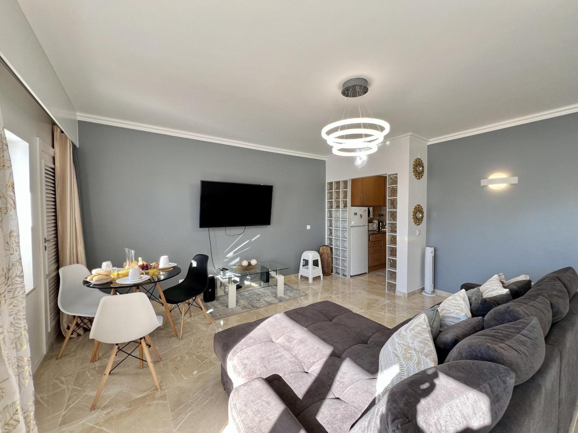 Town With Pool By Homing Albufeira
