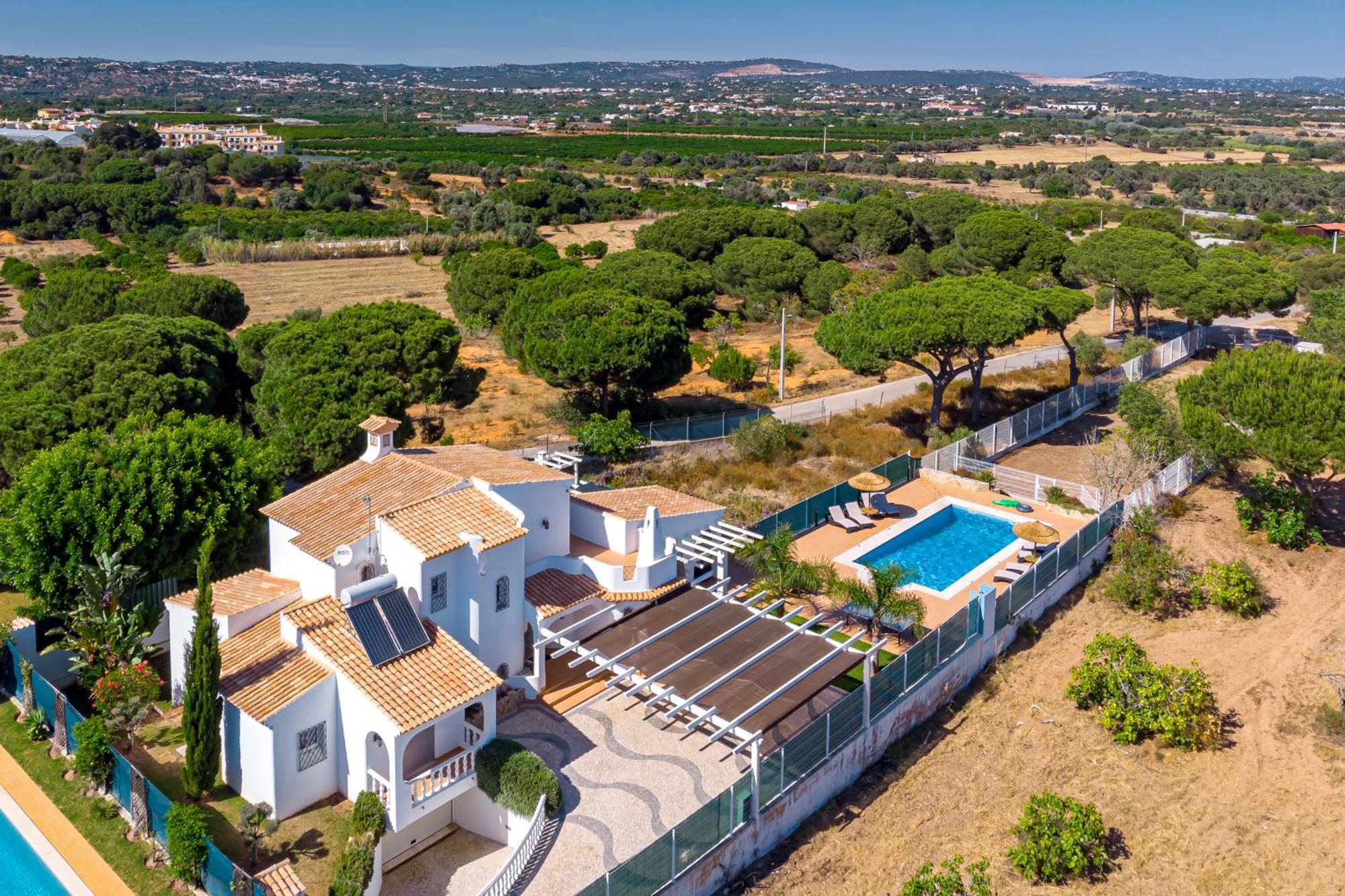 Carlivo Villa *