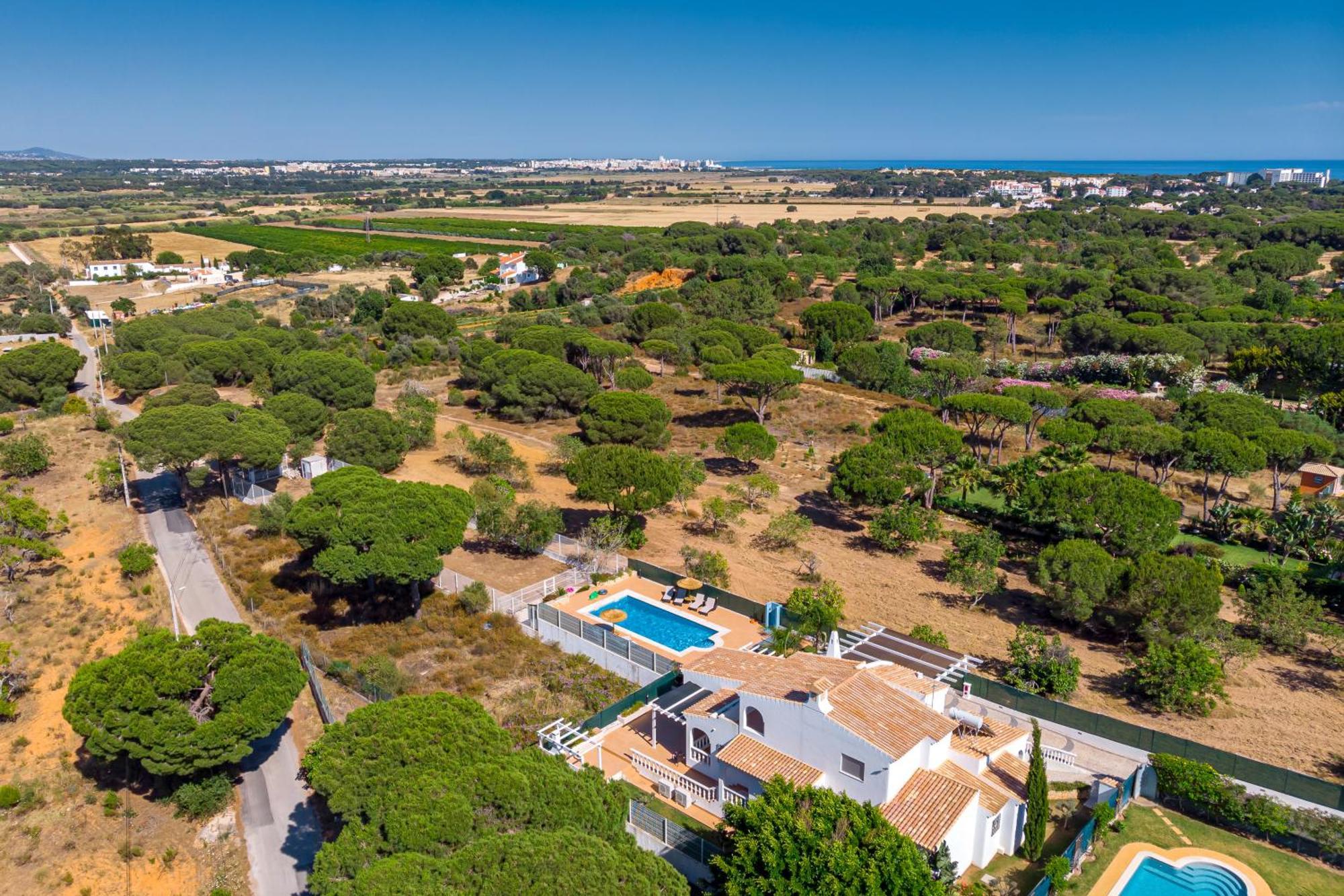 Carlivo Villa *