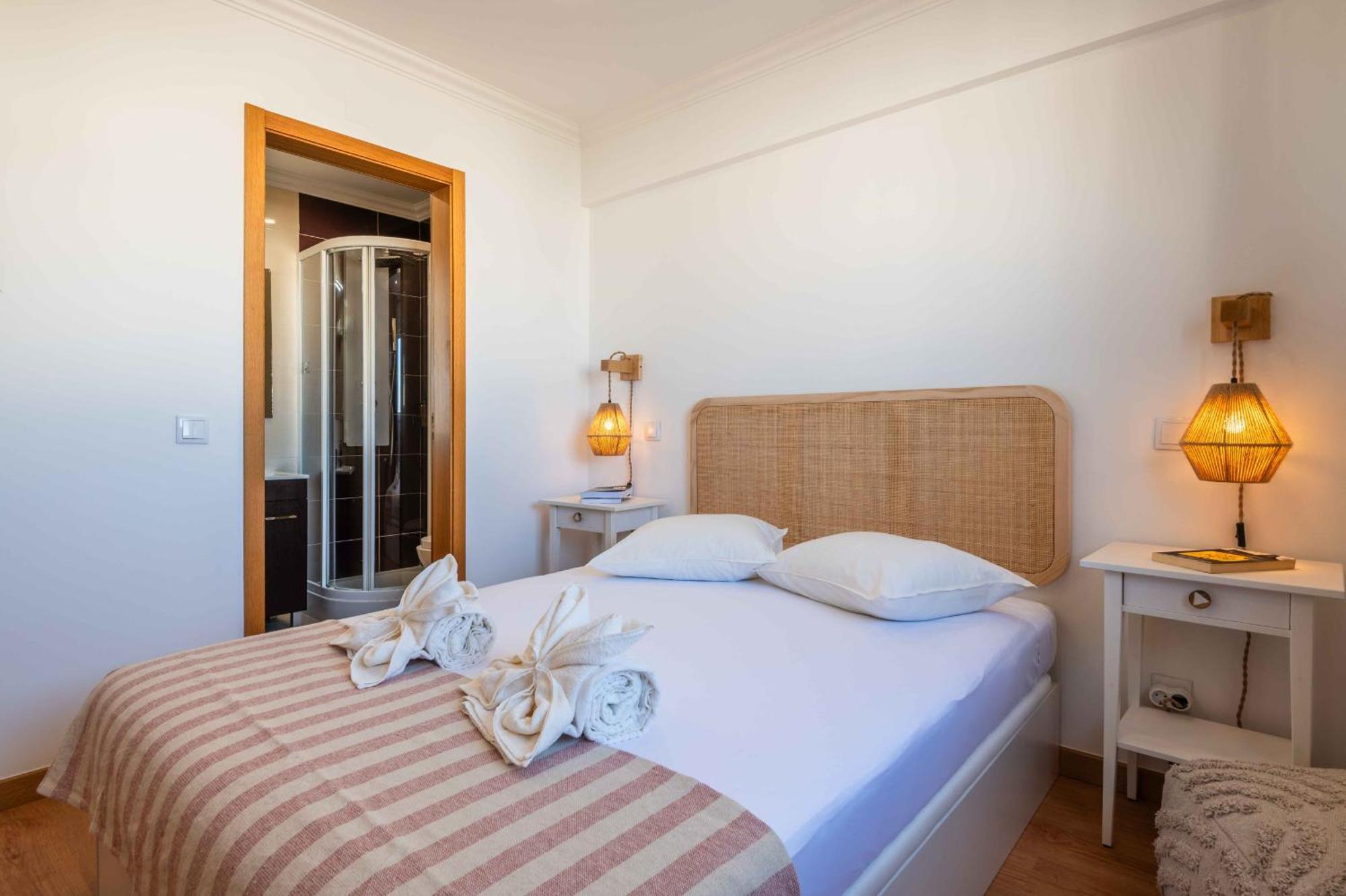 Montechoro Sea View 3 Bedroom 800m From The Strip *