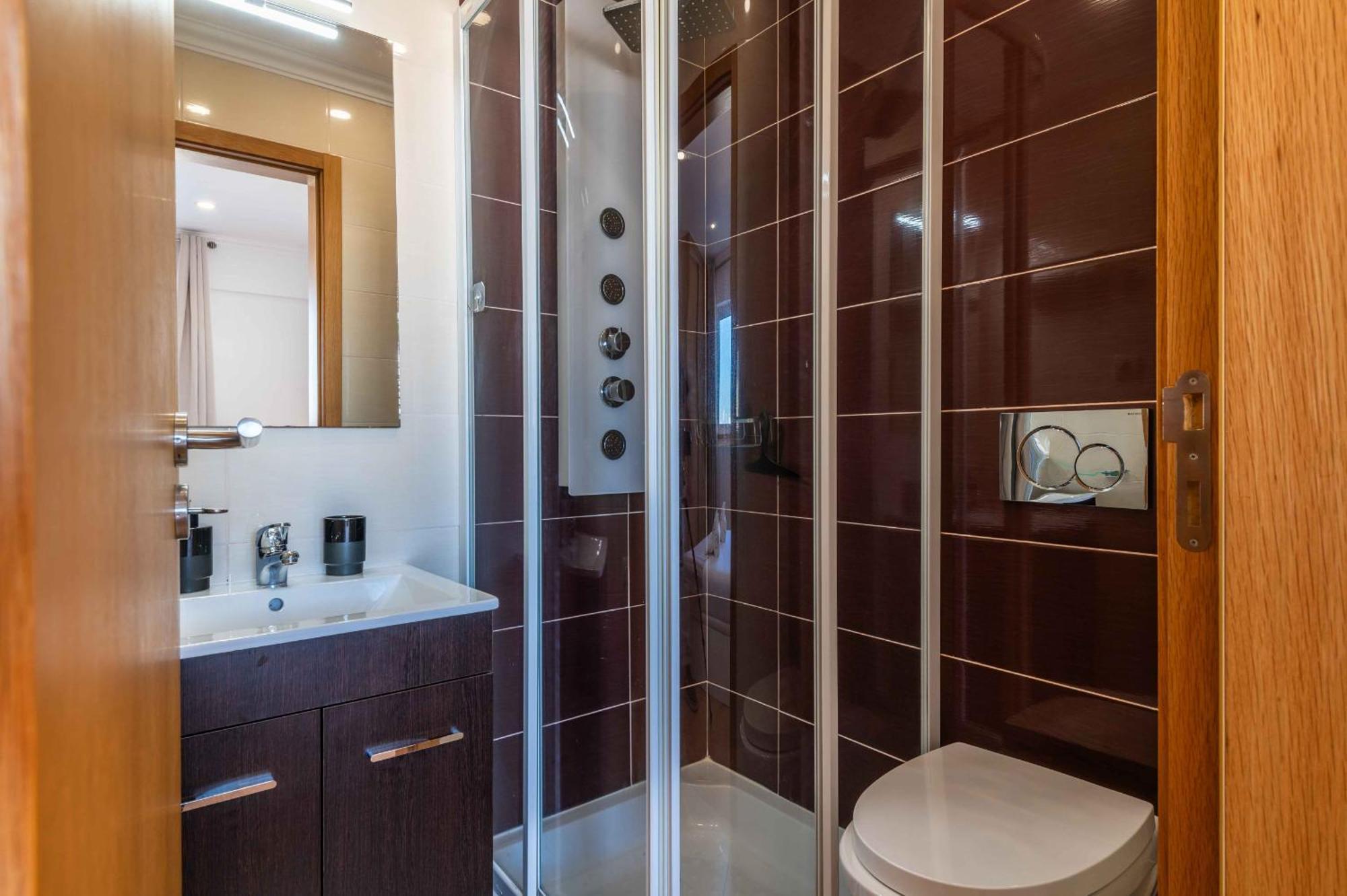 Montechoro Sea View 3 Bedroom 800m From The Strip *