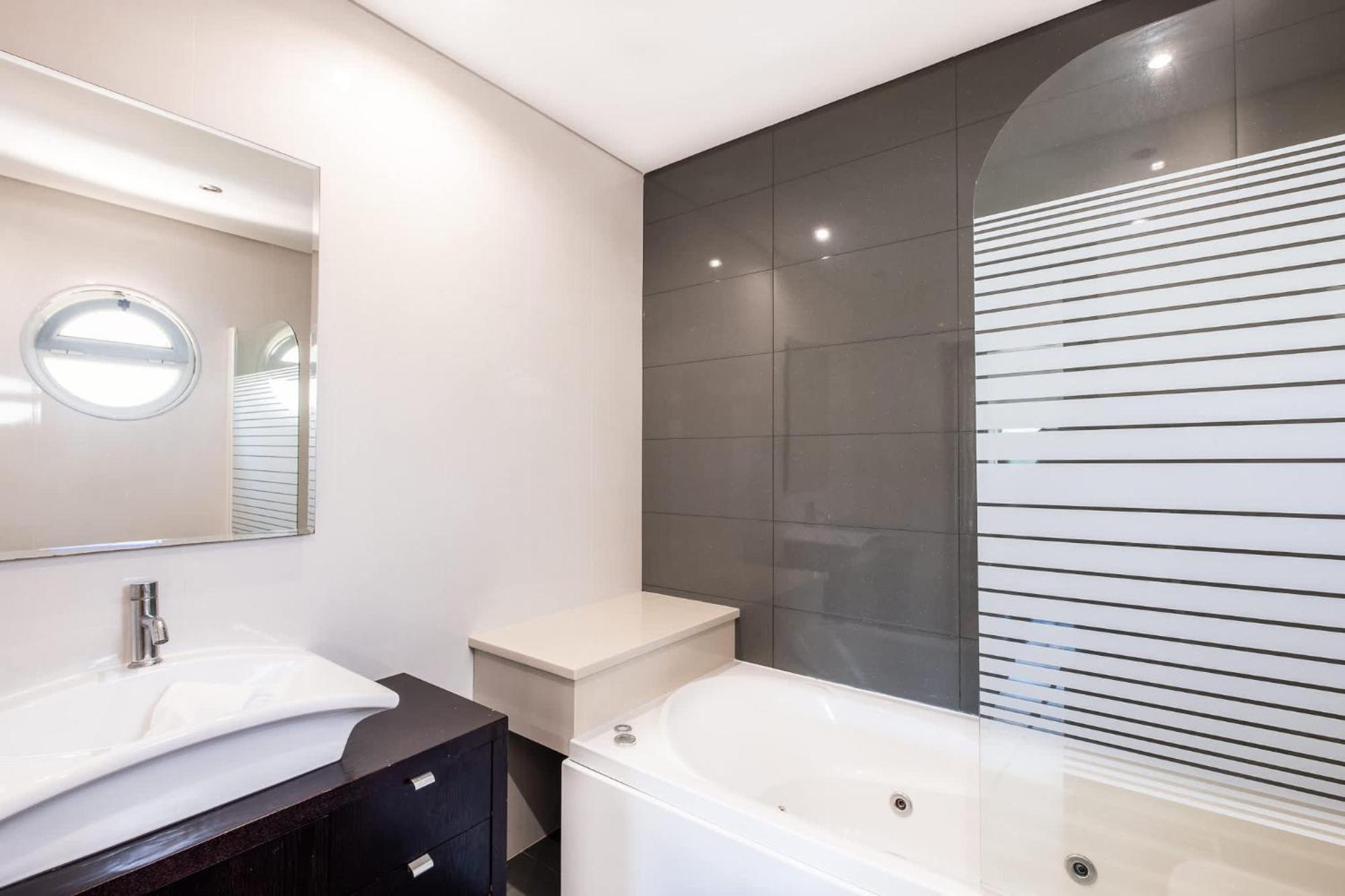 Adaro - Large Luxury Close To Marina Holiday home *