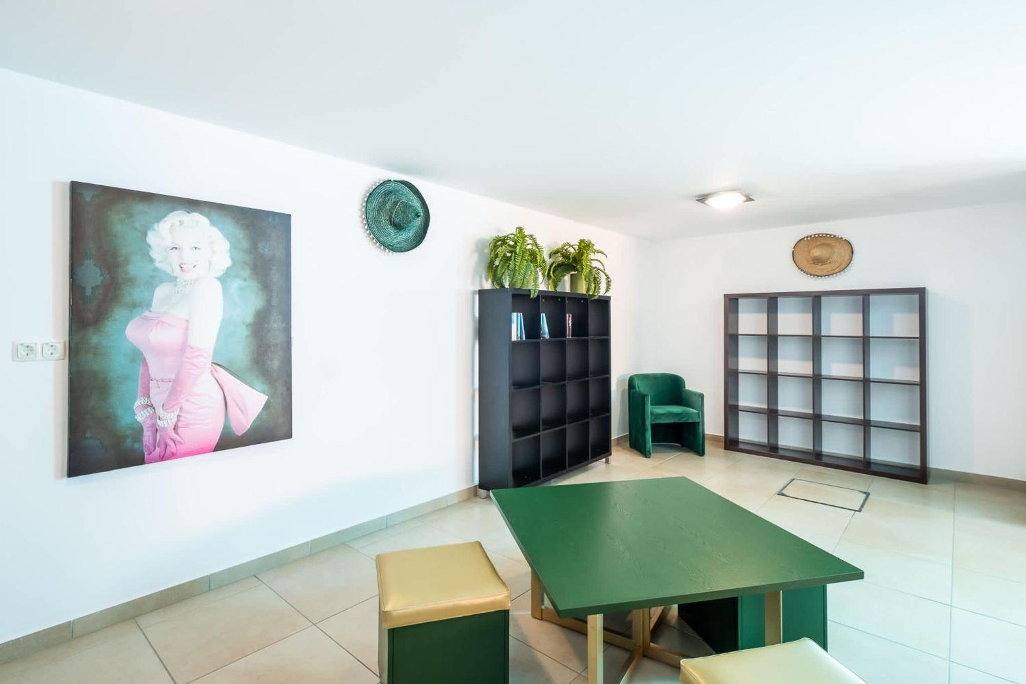Adaro - Large Luxury Close To Marina