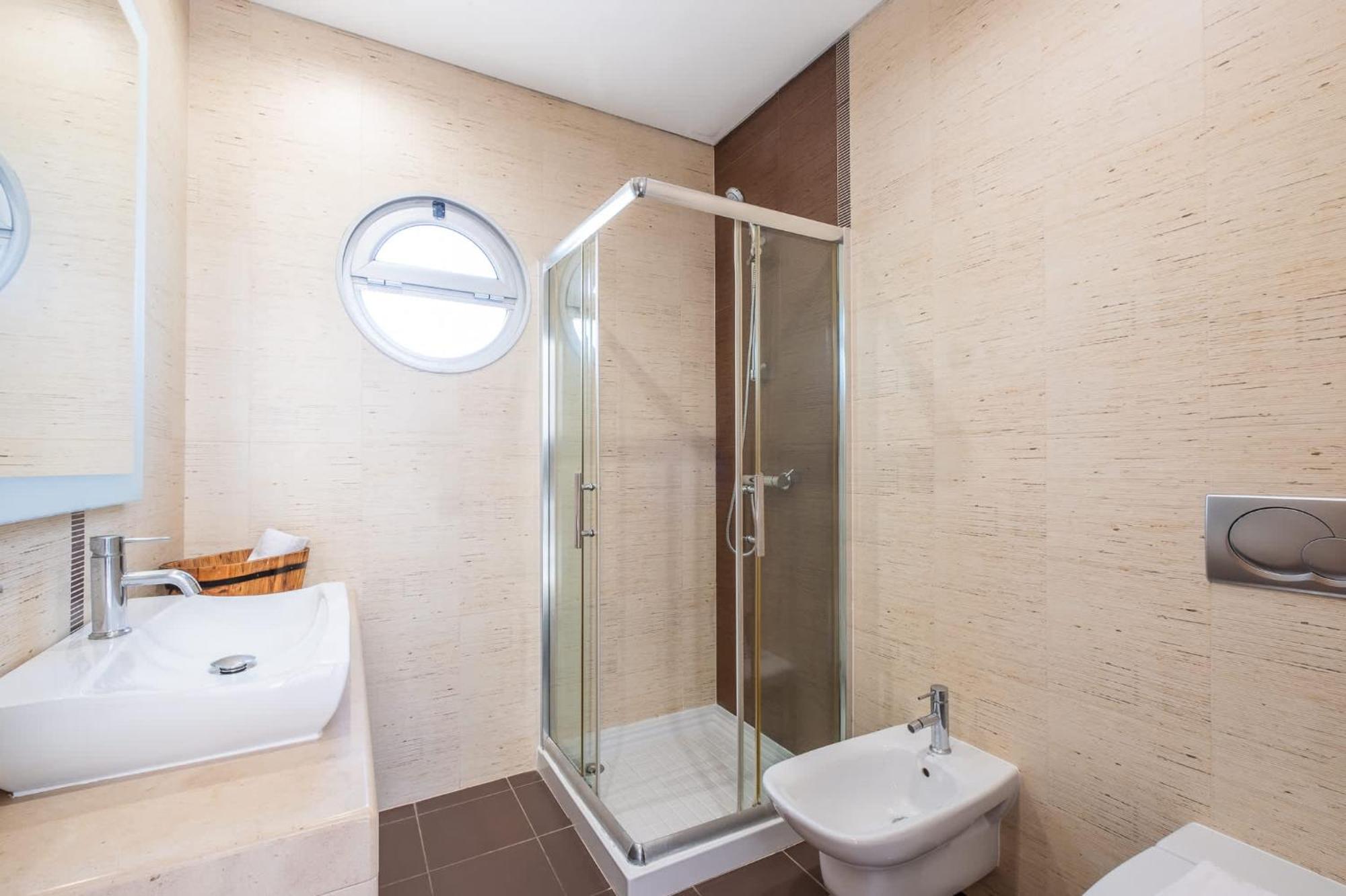 Adaro - Large Luxury Close To Marina Holiday home