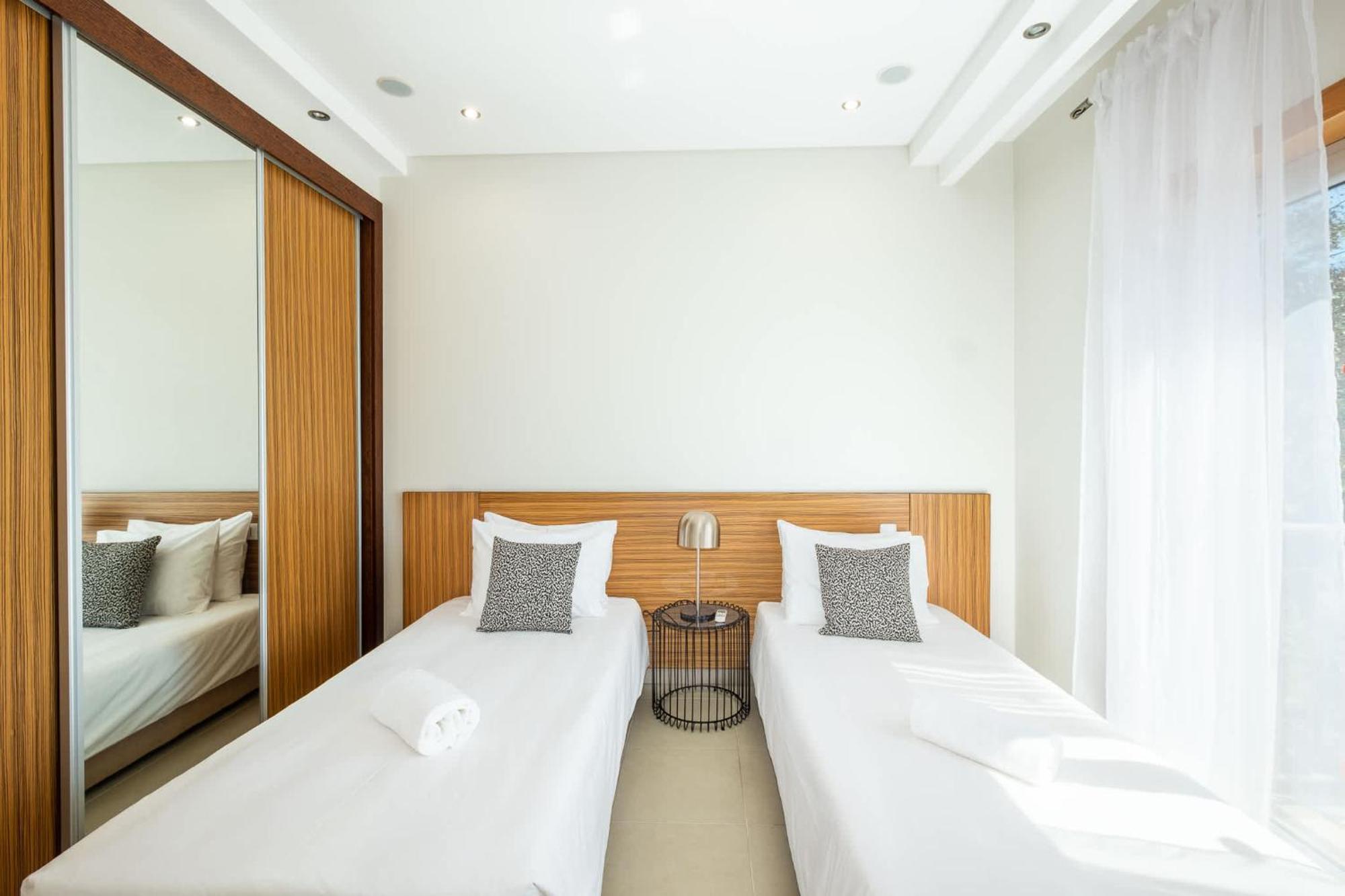 Adaro - Large Luxury Close To Marina Holiday home *
