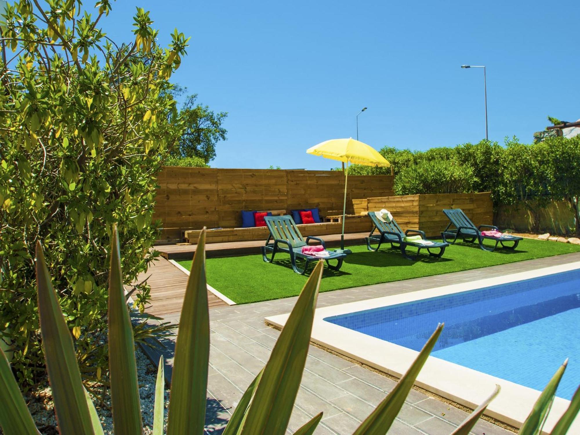With Heatable Pool
