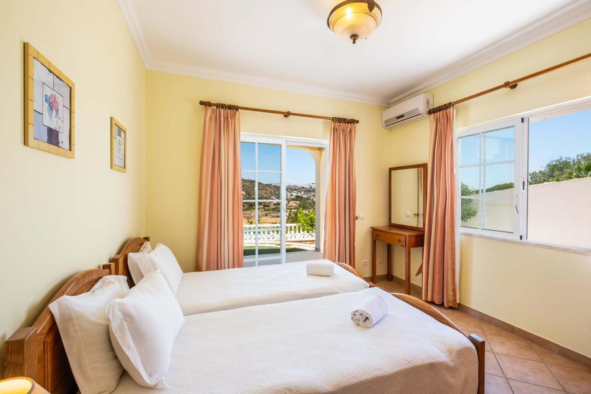 Mendes - Walking Distance To The Albufeira