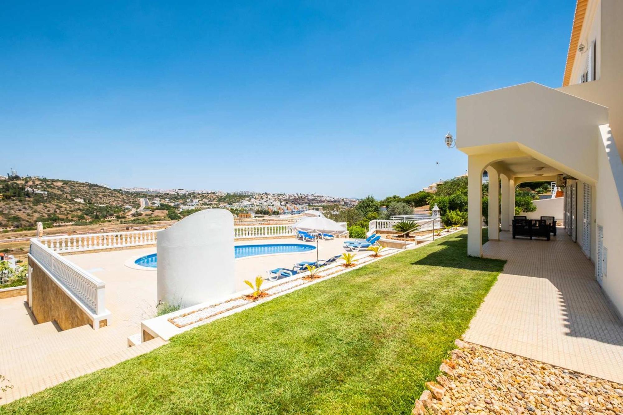 Mendes - Walking Distance To The Holiday home