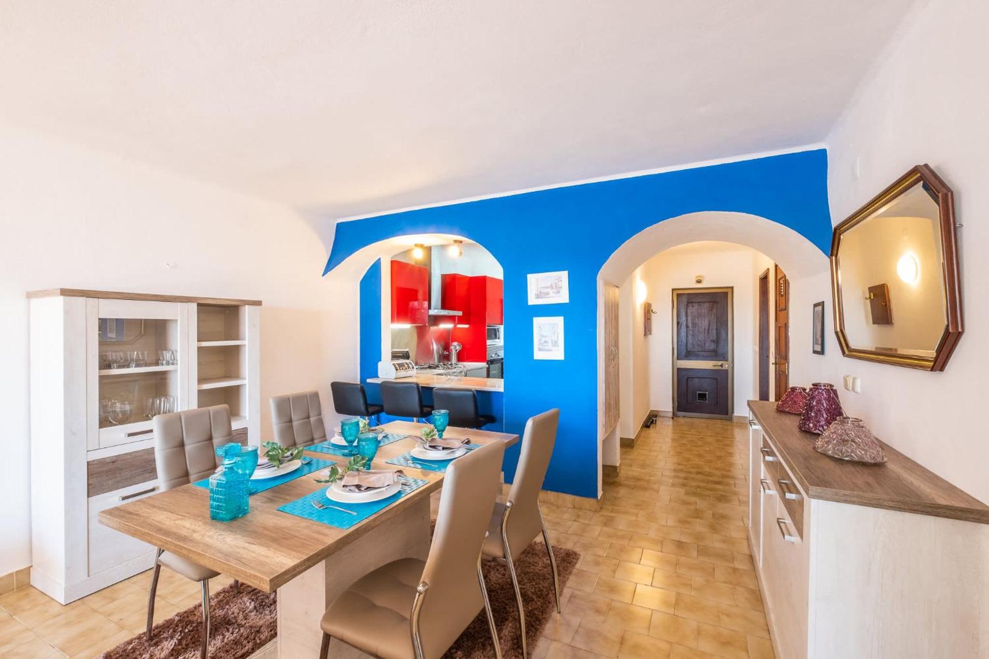 Luna - With A Pool Area With A Lounge Bar *