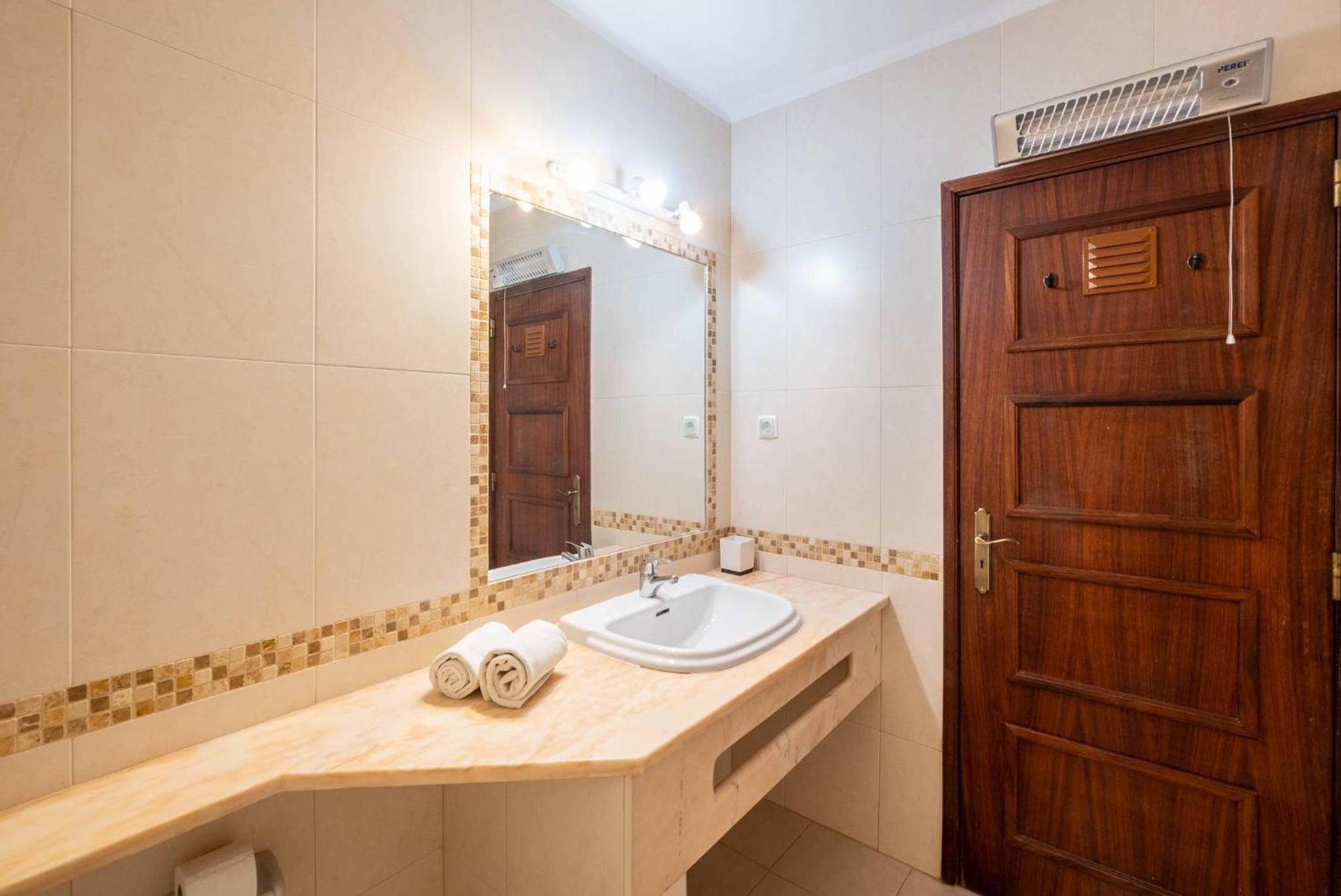Luna - With A Pool Area With A Lounge Bar Albufeira