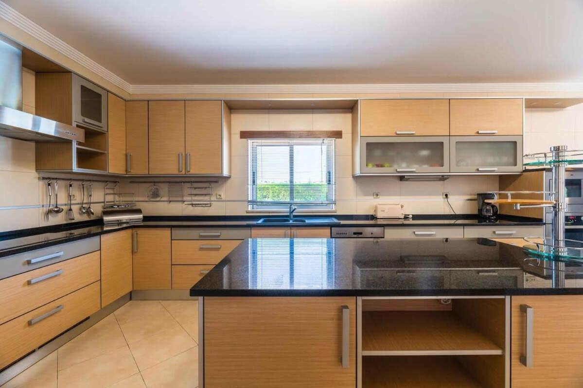 Vakantiehuis Hugo - Bright Modern Walk To Restaurants Albufeira