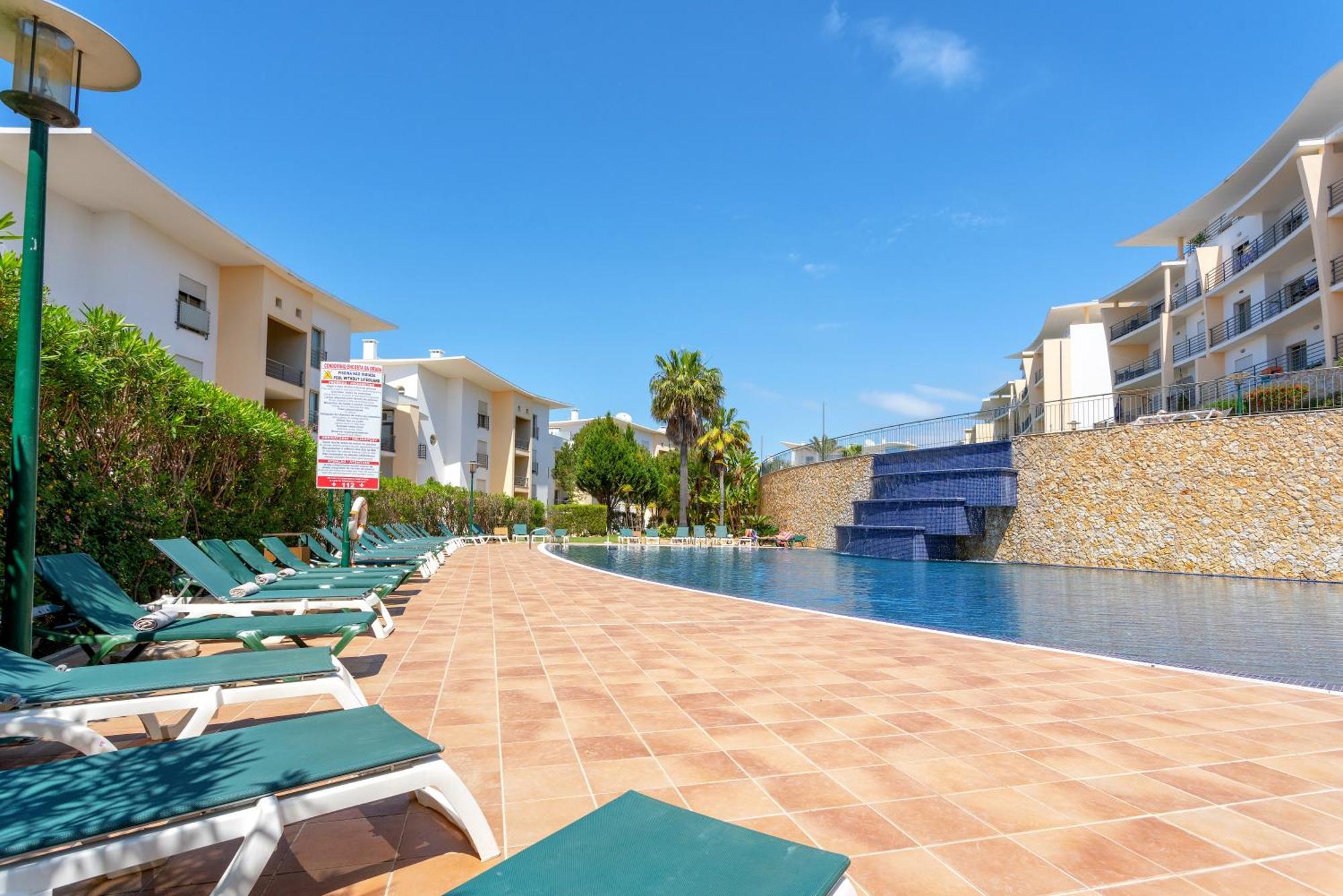 Homes White Rose Garden With 2 Terraces & 2 Swimming Pools