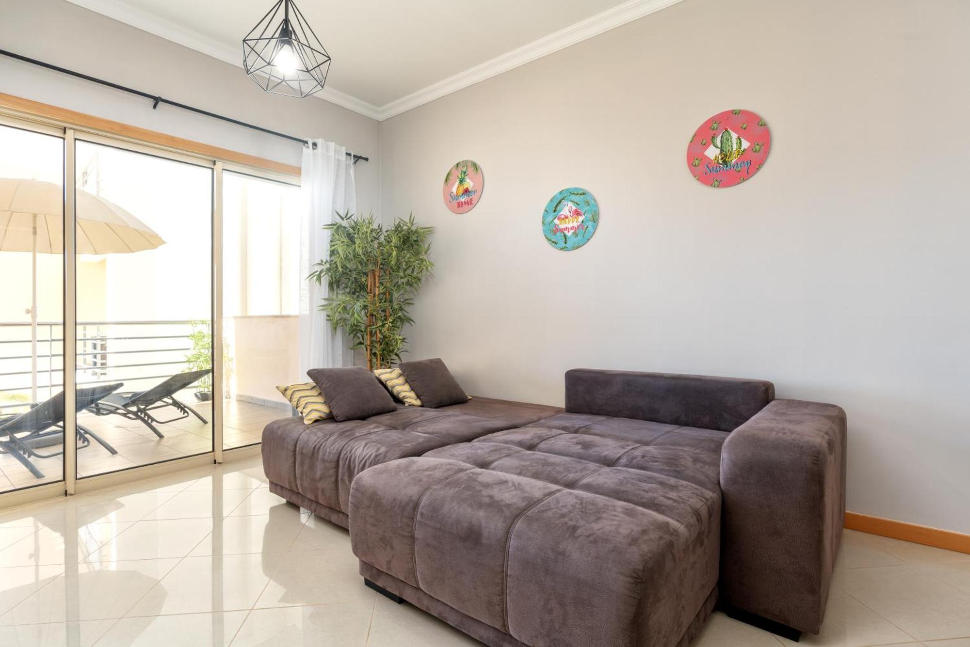 Homes White Rose Garden With 2 Terraces & 2 Swimming Pools